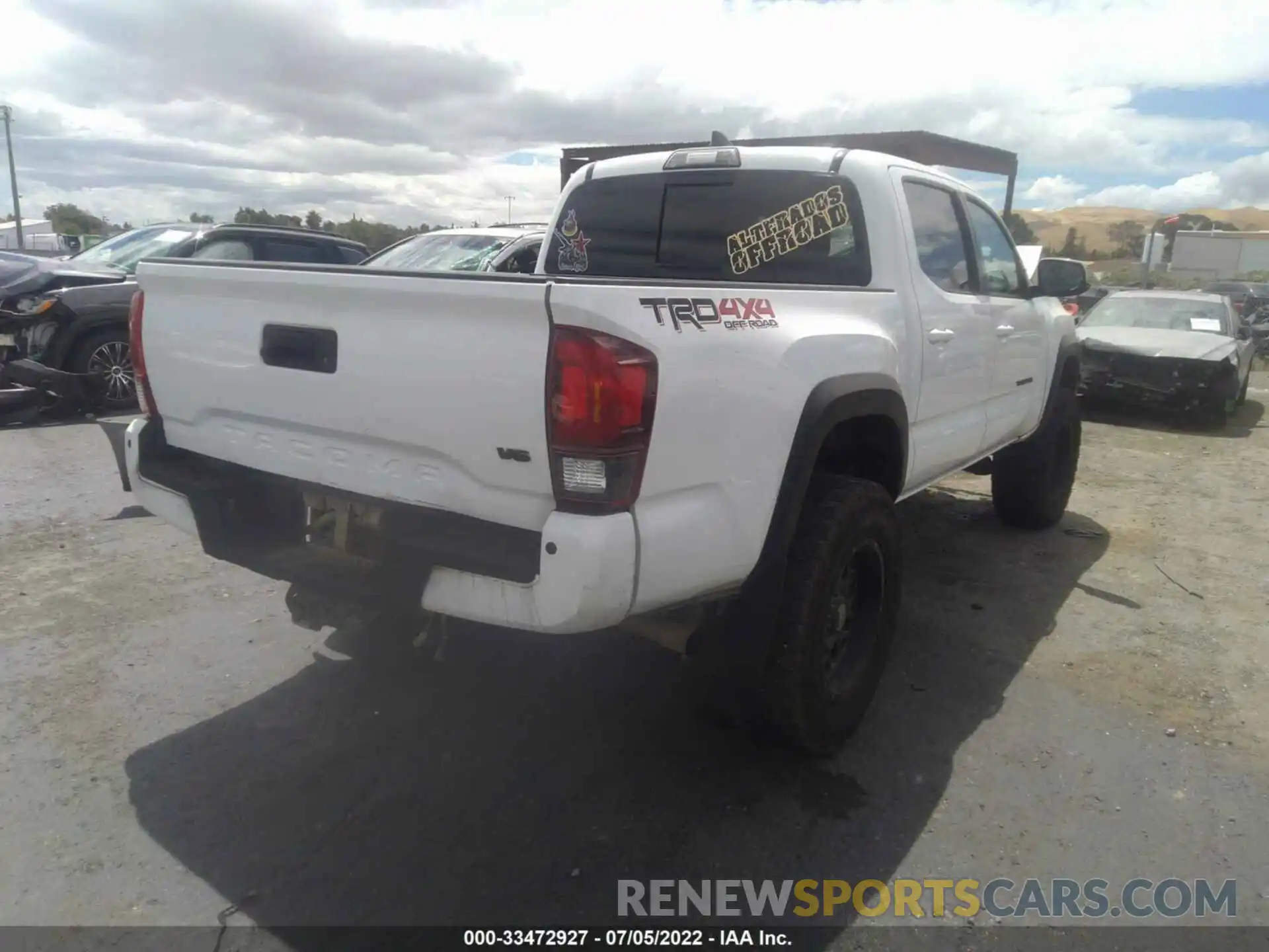 4 Photograph of a damaged car 3TMCZ5AN0KM256553 TOYOTA TACOMA 4WD 2019