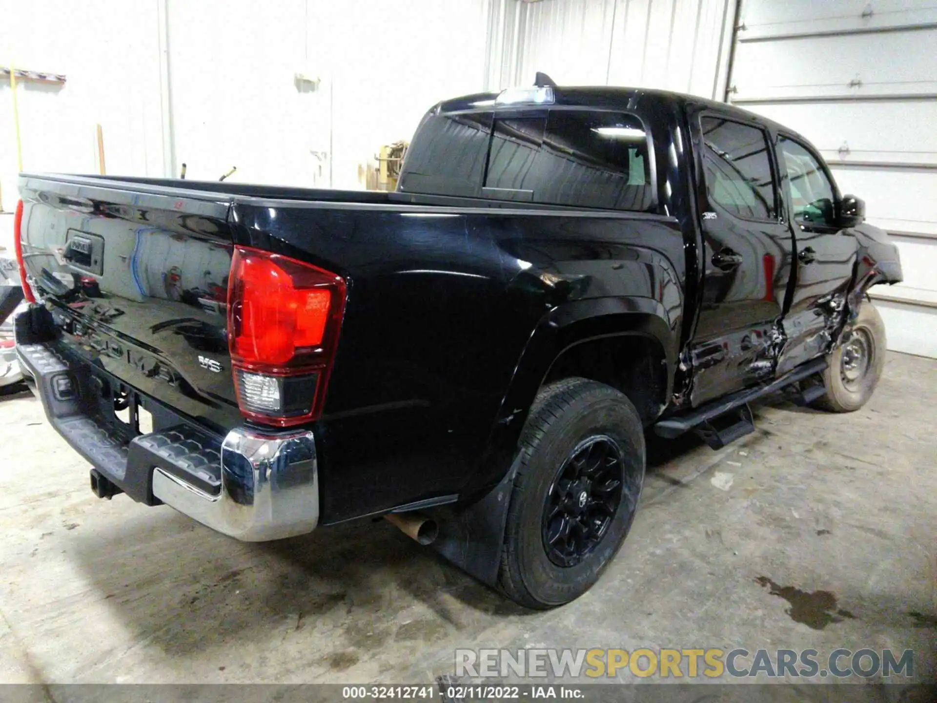 4 Photograph of a damaged car 3TMCZ5AN0KM275183 TOYOTA TACOMA 4WD 2019