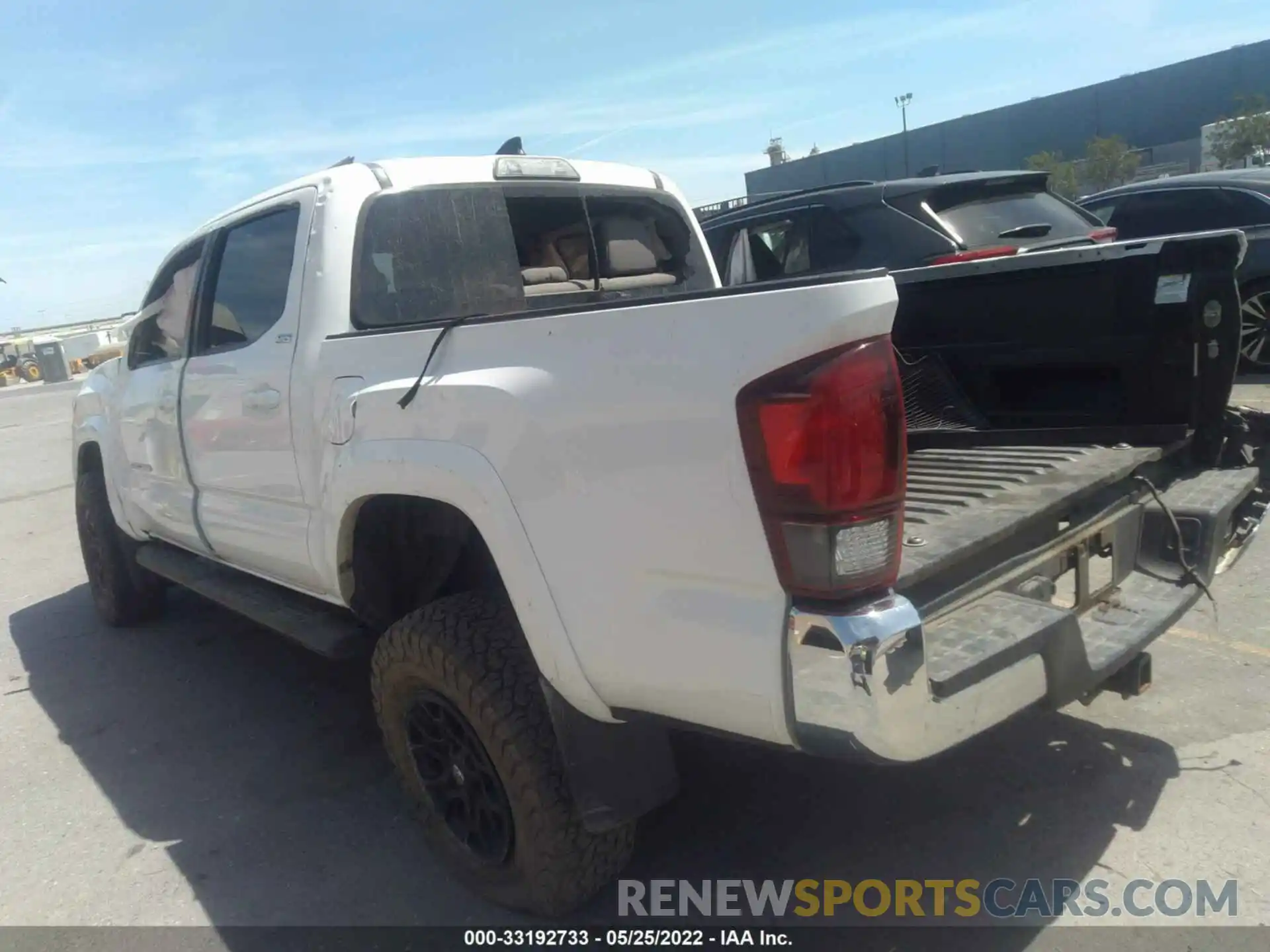 3 Фотография поврежденного автомобиля 3TMCZ5AN2KM223117 TOYOTA TACOMA 4WD 2019