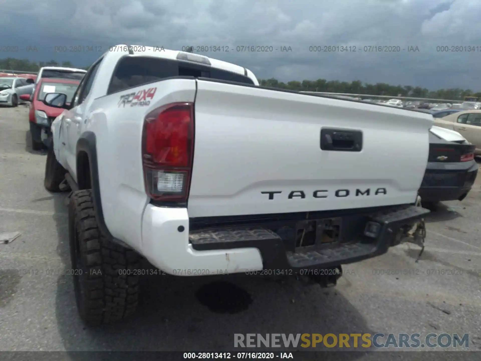 3 Фотография поврежденного автомобиля 3TMCZ5AN3KM242064 TOYOTA TACOMA 4WD 2019