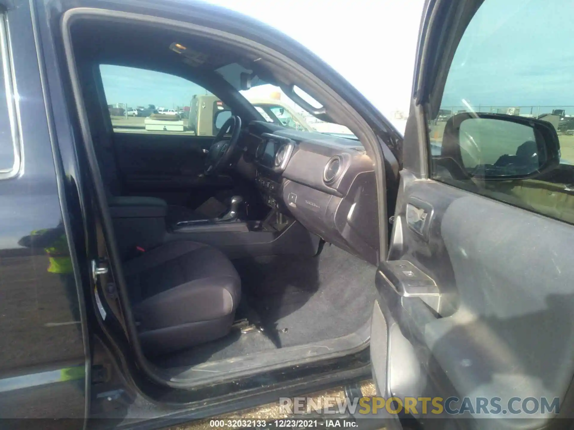 5 Photograph of a damaged car 3TMCZ5AN3KM284654 TOYOTA TACOMA 4WD 2019