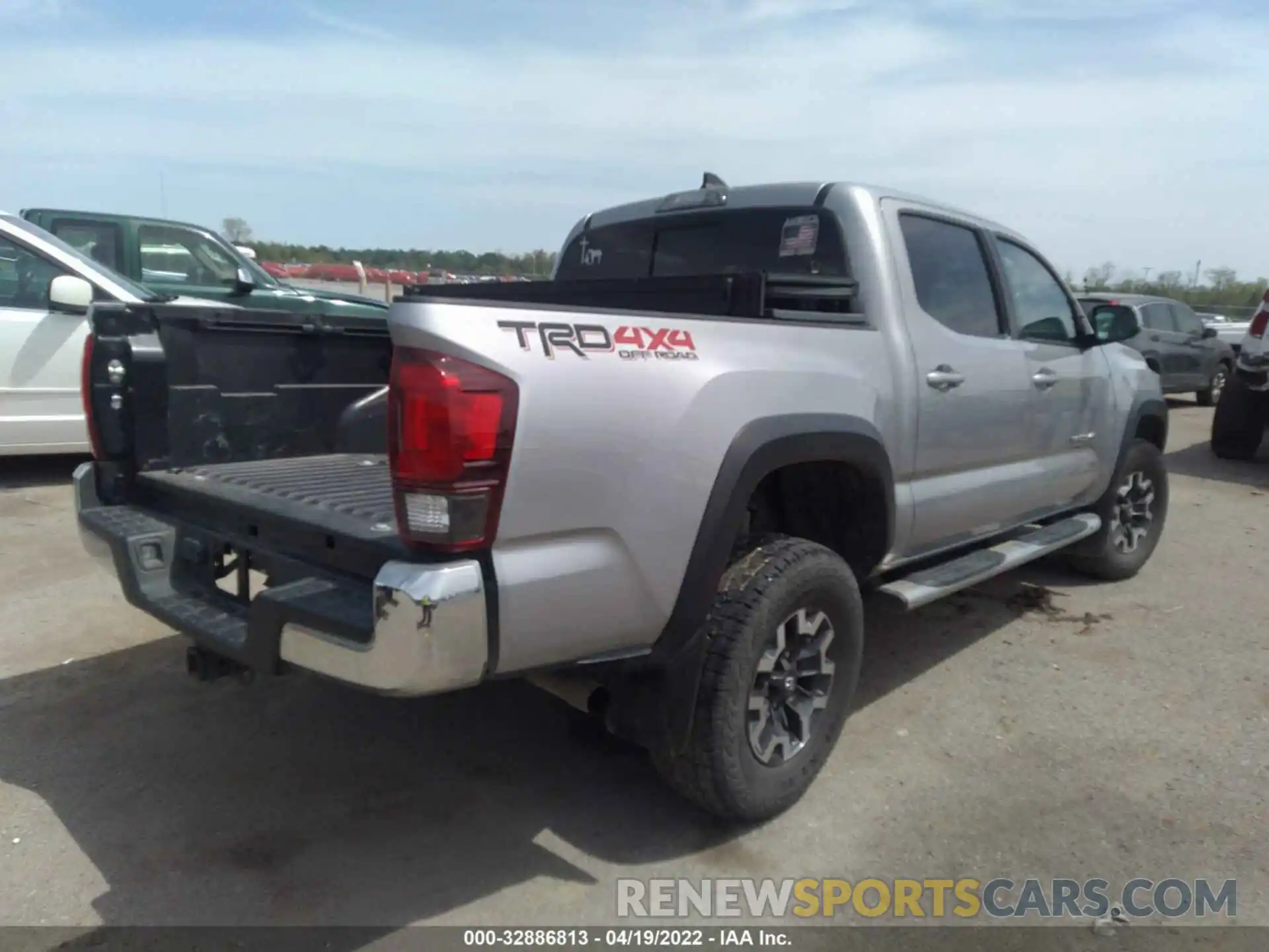 4 Фотография поврежденного автомобиля 3TMCZ5AN5KM207297 TOYOTA TACOMA 4WD 2019