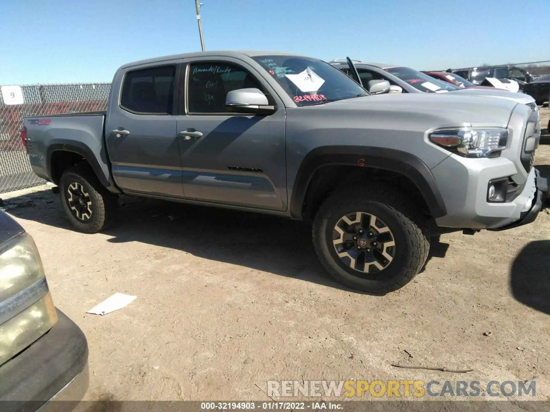 1 Фотография поврежденного автомобиля 3TMCZ5AN5KM227811 TOYOTA TACOMA 4WD 2019