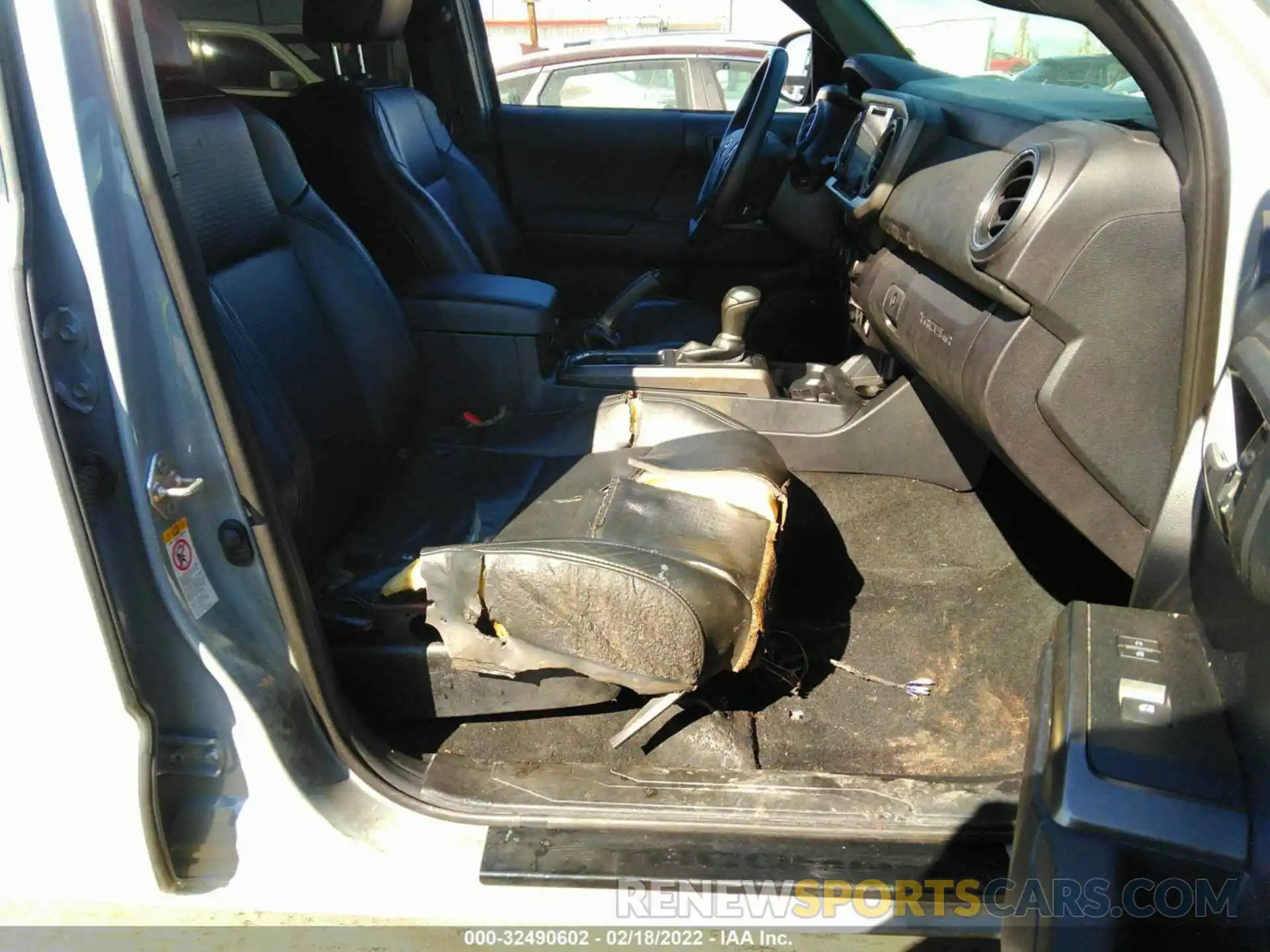 5 Photograph of a damaged car 3TMCZ5AN5KM244849 TOYOTA TACOMA 4WD 2019