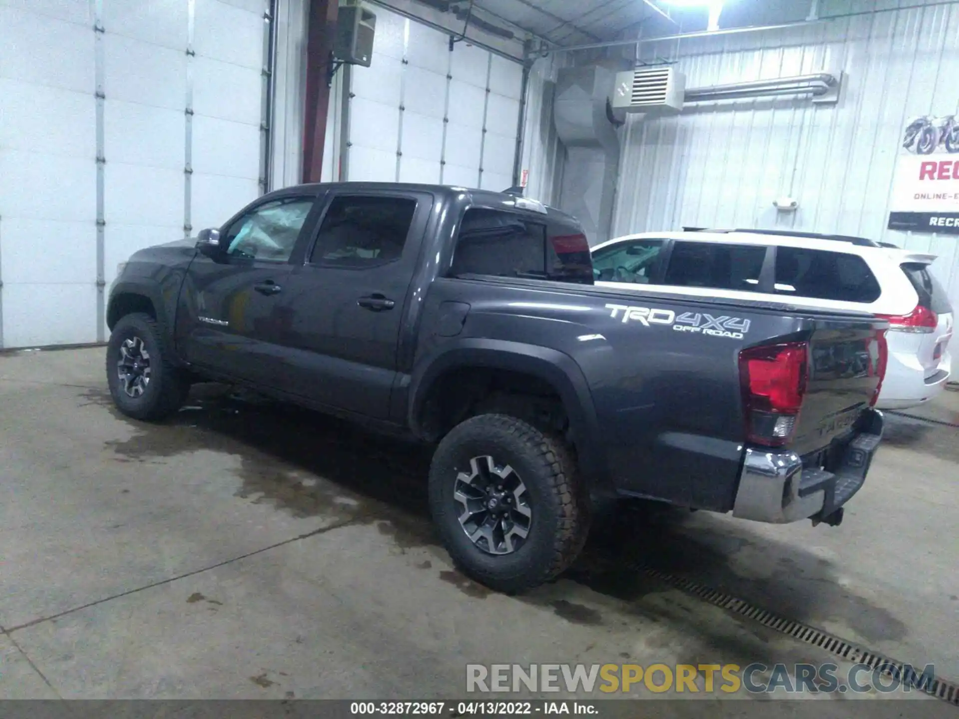 3 Photograph of a damaged car 3TMCZ5AN6KM276323 TOYOTA TACOMA 4WD 2019