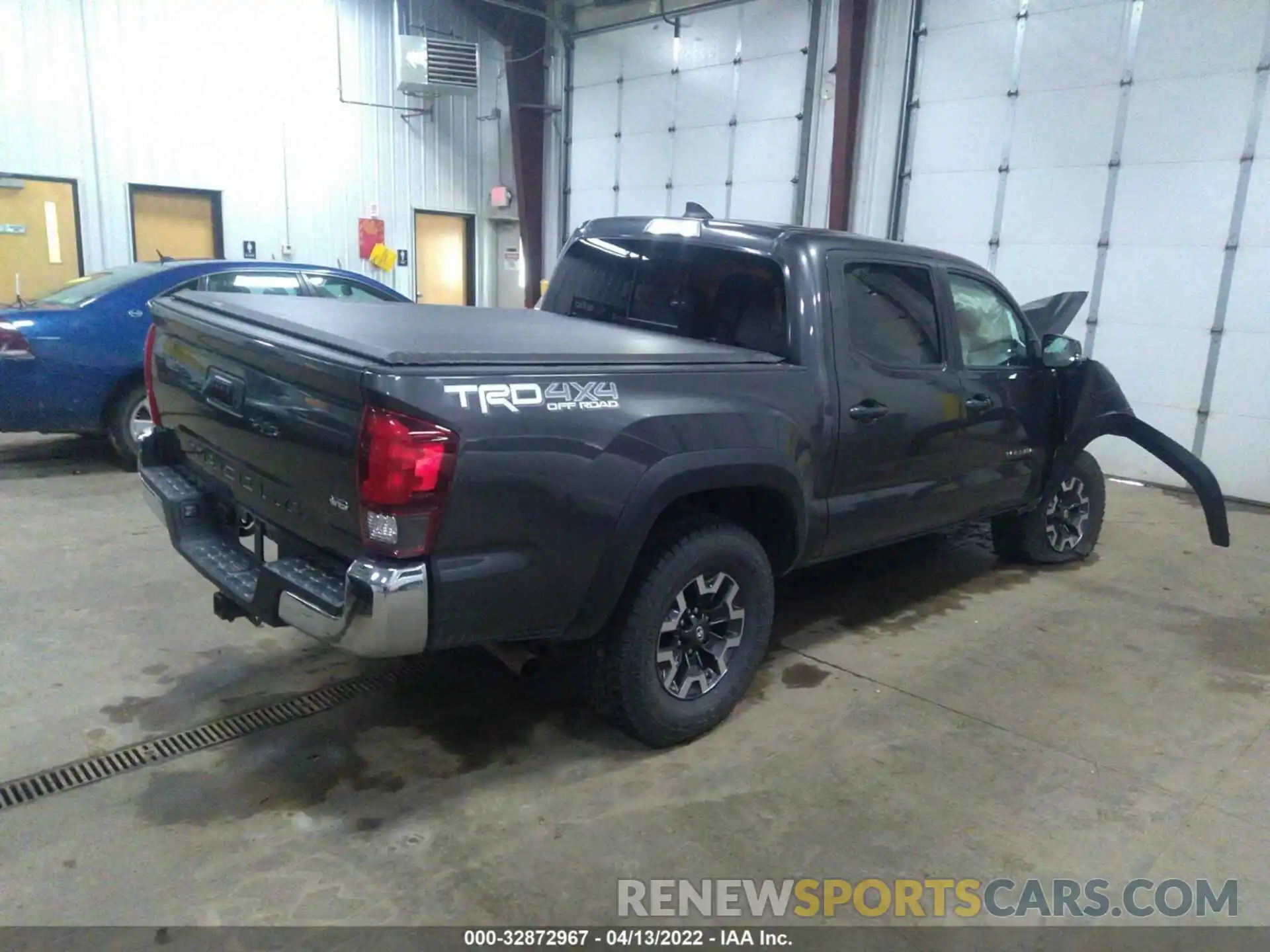 4 Photograph of a damaged car 3TMCZ5AN6KM276323 TOYOTA TACOMA 4WD 2019