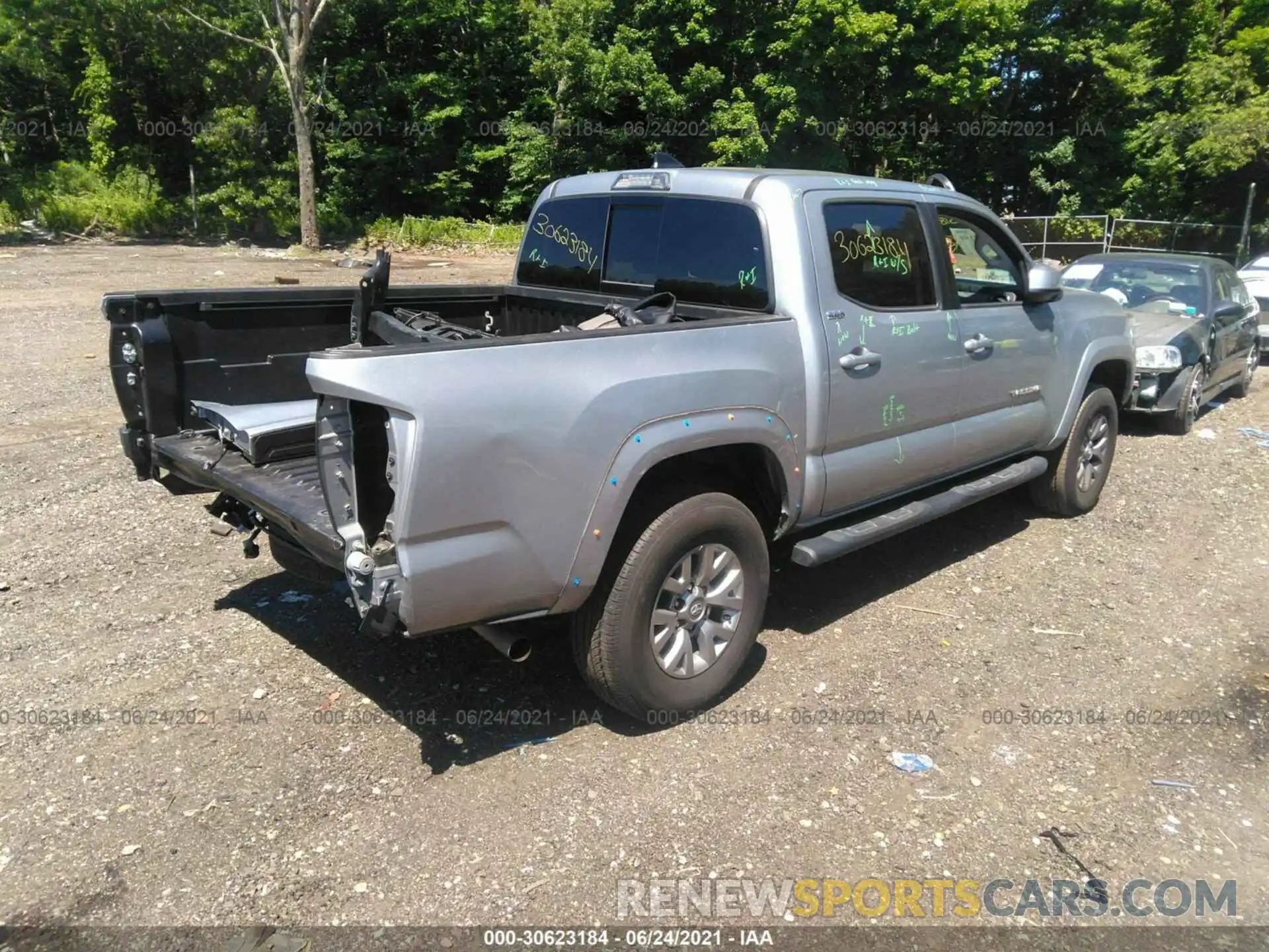 4 Фотография поврежденного автомобиля 3TMCZ5AN7KM234937 TOYOTA TACOMA 4WD 2019