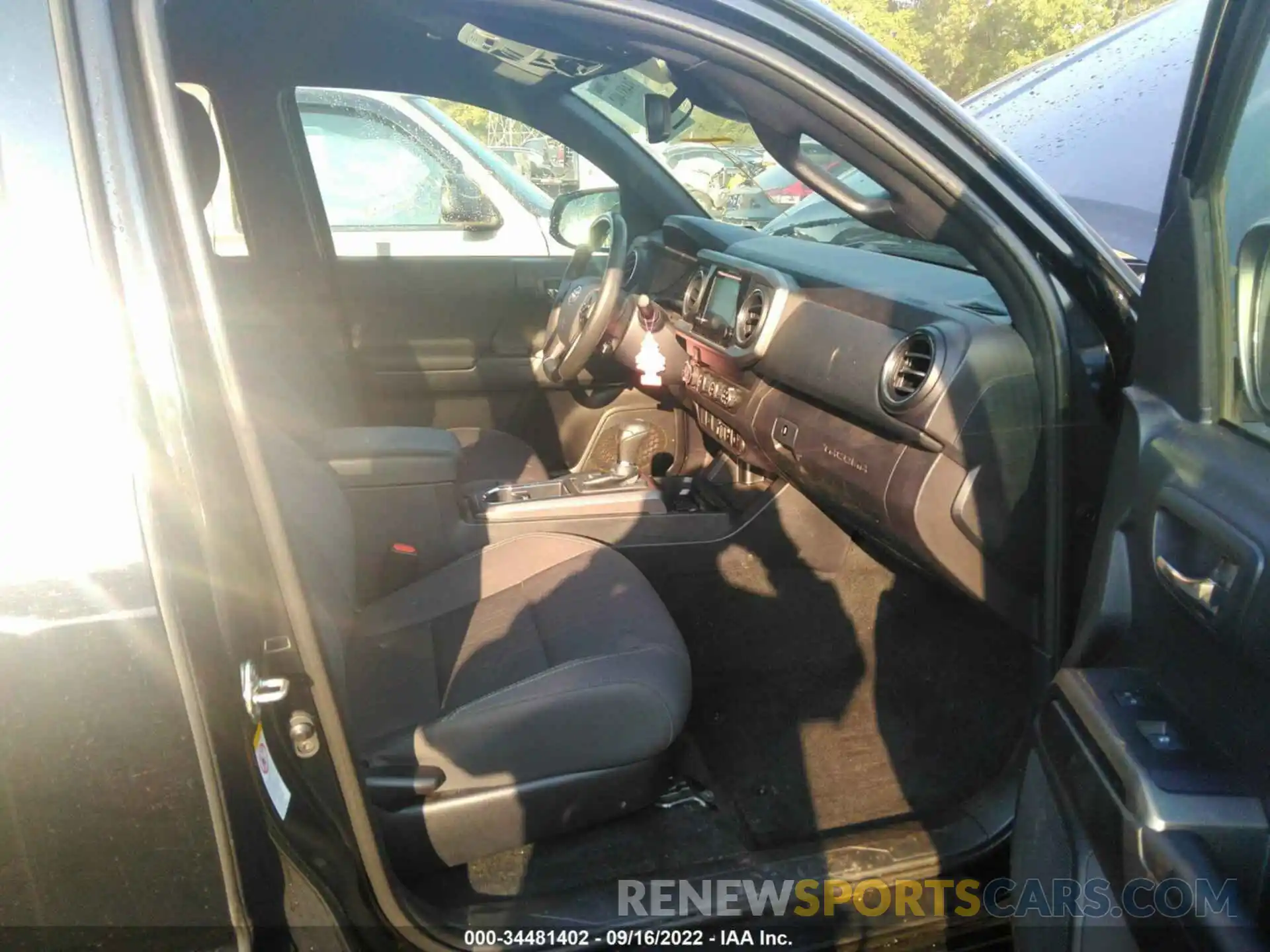 5 Photograph of a damaged car 3TMCZ5AN7KM238521 TOYOTA TACOMA 4WD 2019