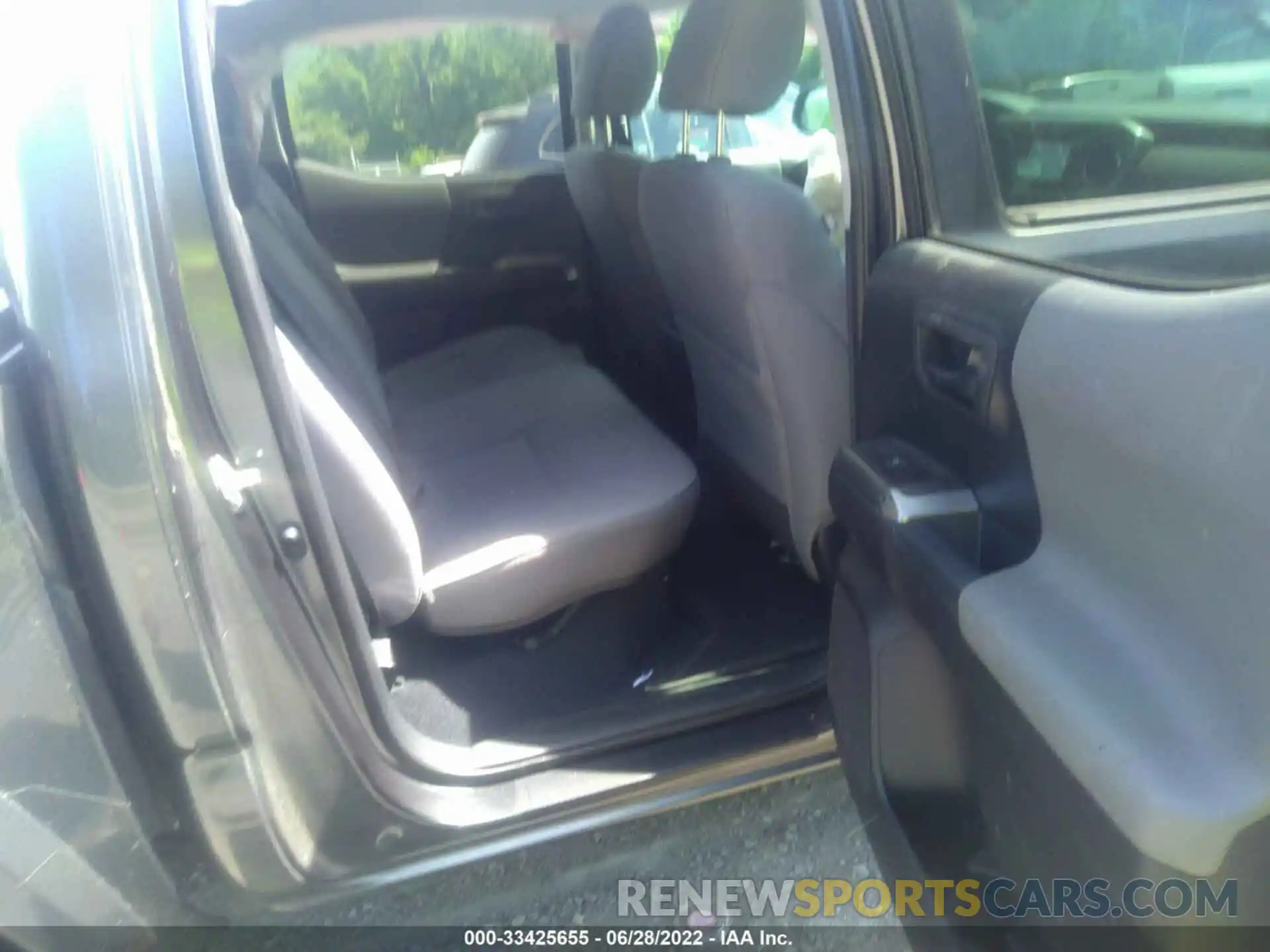 8 Photograph of a damaged car 3TMCZ5AN7KM281403 TOYOTA TACOMA 4WD 2019