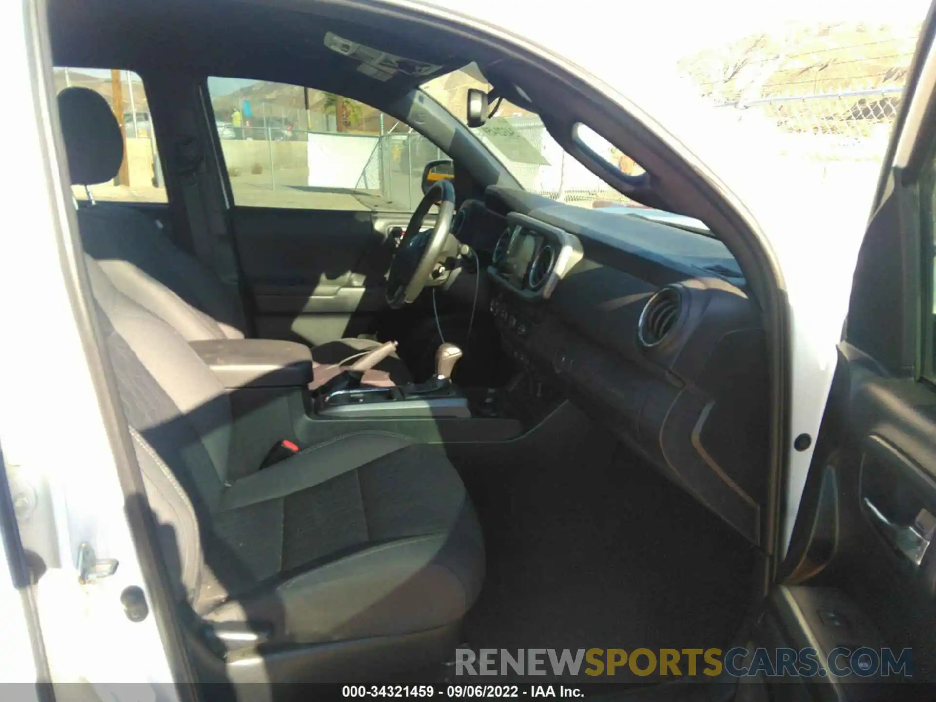 5 Photograph of a damaged car 3TMCZ5AN7KM283829 TOYOTA TACOMA 4WD 2019