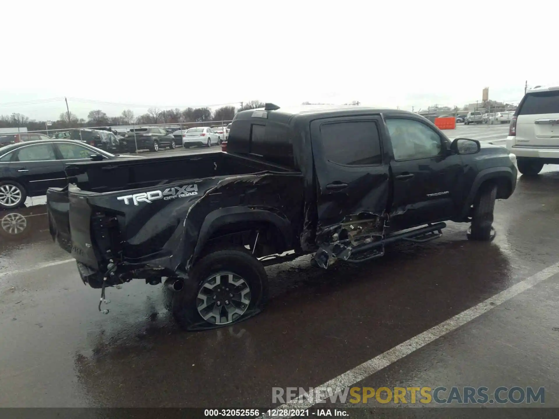 4 Photograph of a damaged car 3TMCZ5AN8KM236518 TOYOTA TACOMA 4WD 2019