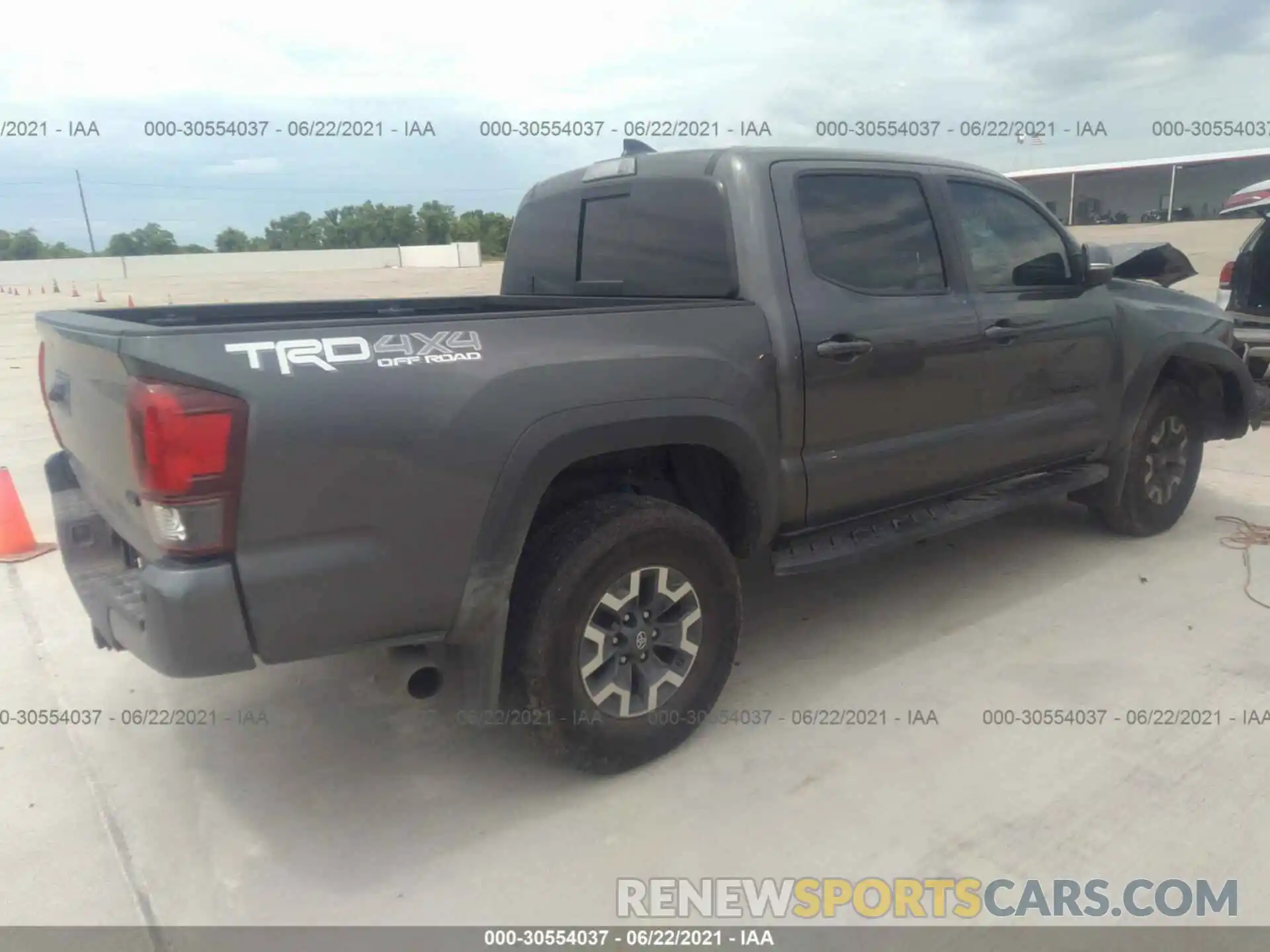 4 Photograph of a damaged car 3TMCZ5AN8KM239676 TOYOTA TACOMA 4WD 2019