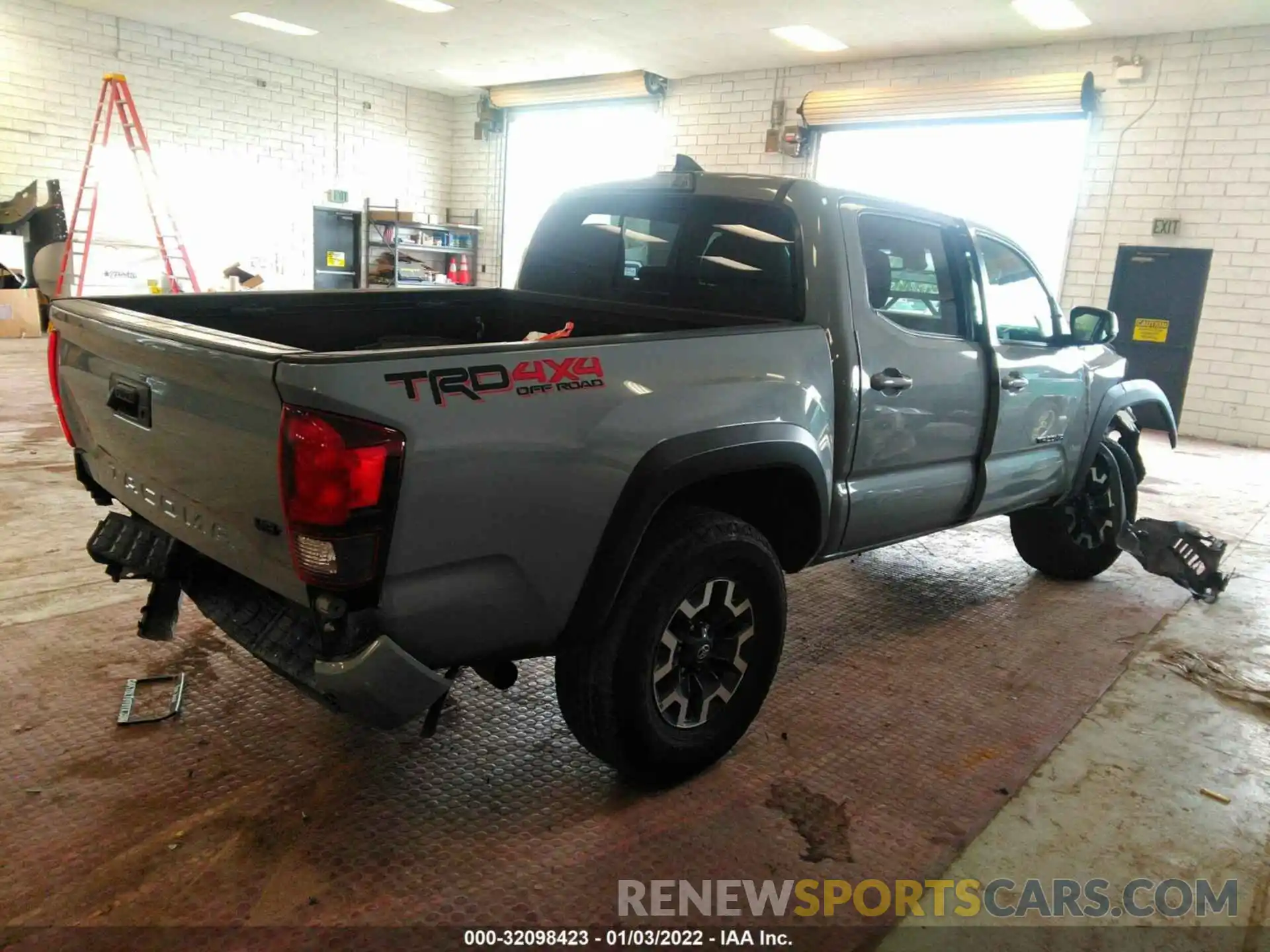 4 Photograph of a damaged car 3TMCZ5AN8KM287999 TOYOTA TACOMA 4WD 2019