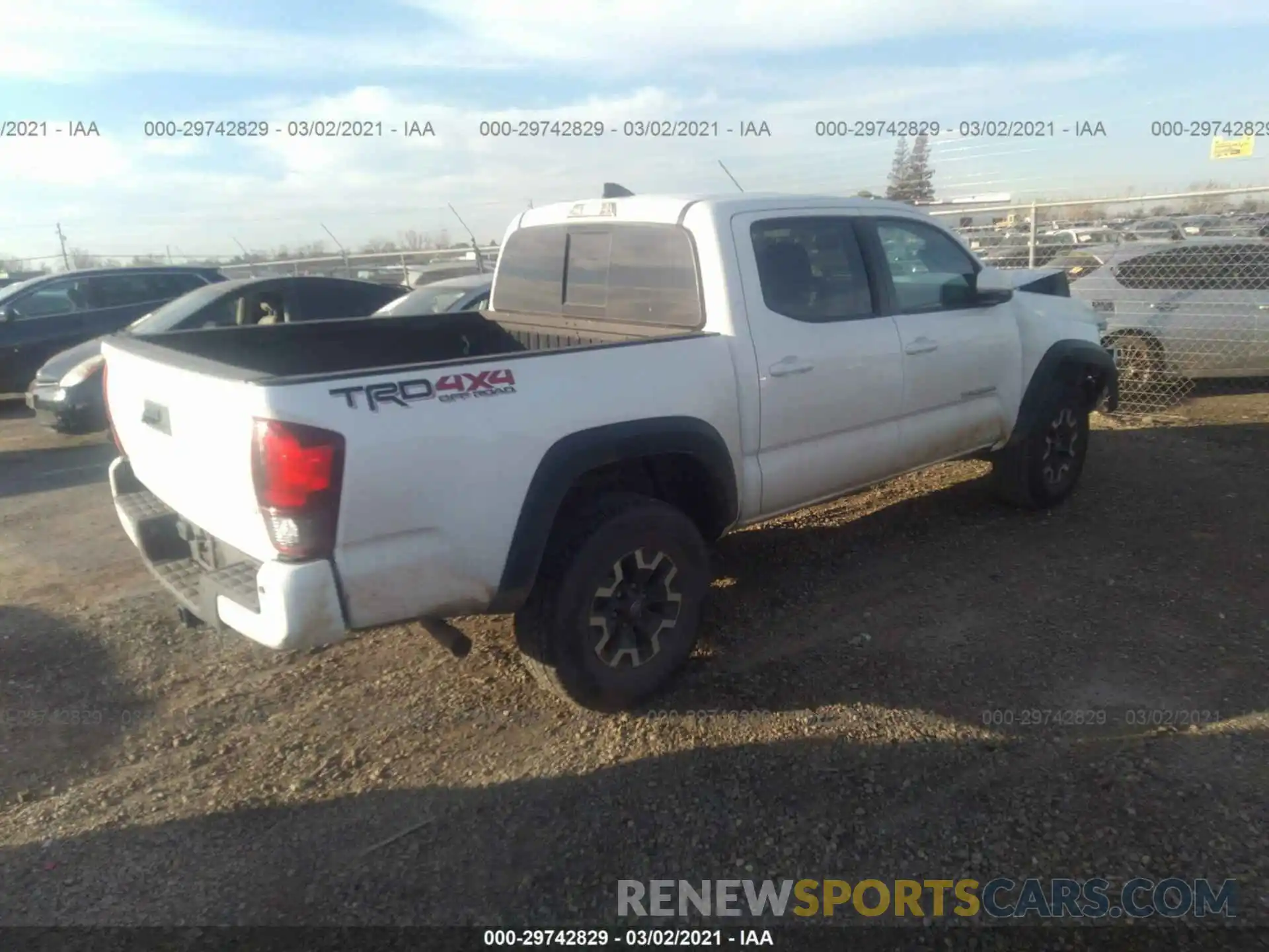 4 Фотография поврежденного автомобиля 3TMCZ5AN9KM247771 TOYOTA TACOMA 4WD 2019