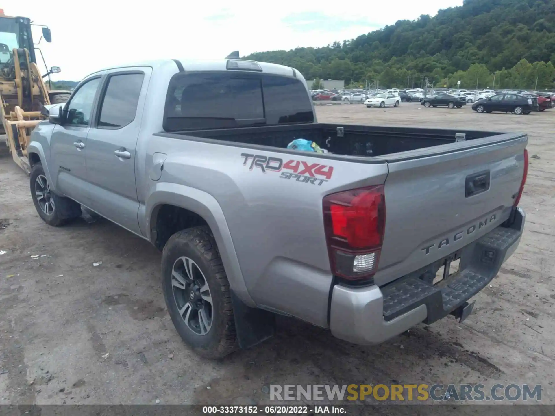 3 Фотография поврежденного автомобиля 3TMCZ5AN9KM279930 TOYOTA TACOMA 4WD 2019