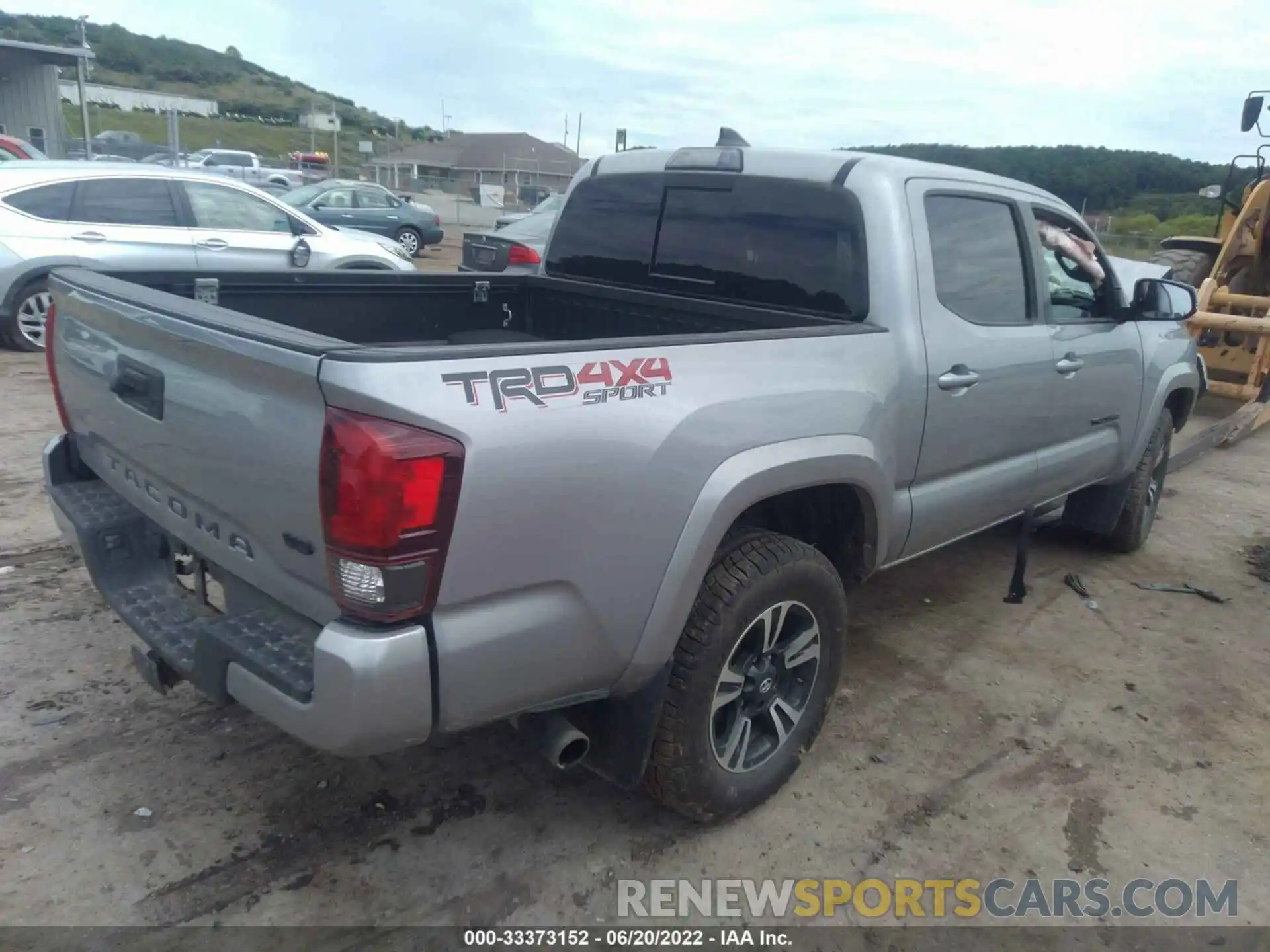 4 Фотография поврежденного автомобиля 3TMCZ5AN9KM279930 TOYOTA TACOMA 4WD 2019