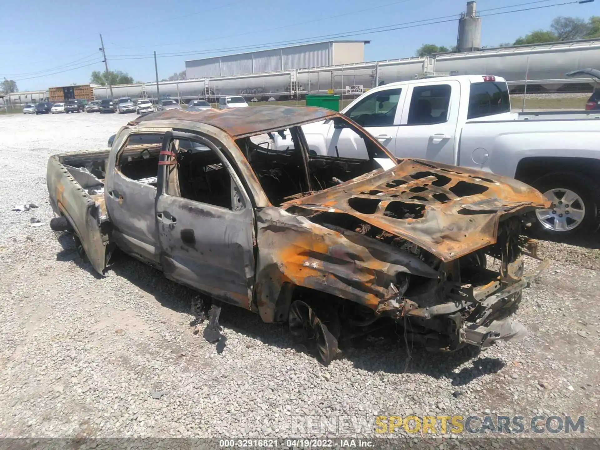 1 Photograph of a damaged car 3TMCZ5AN9KM282813 TOYOTA TACOMA 4WD 2019