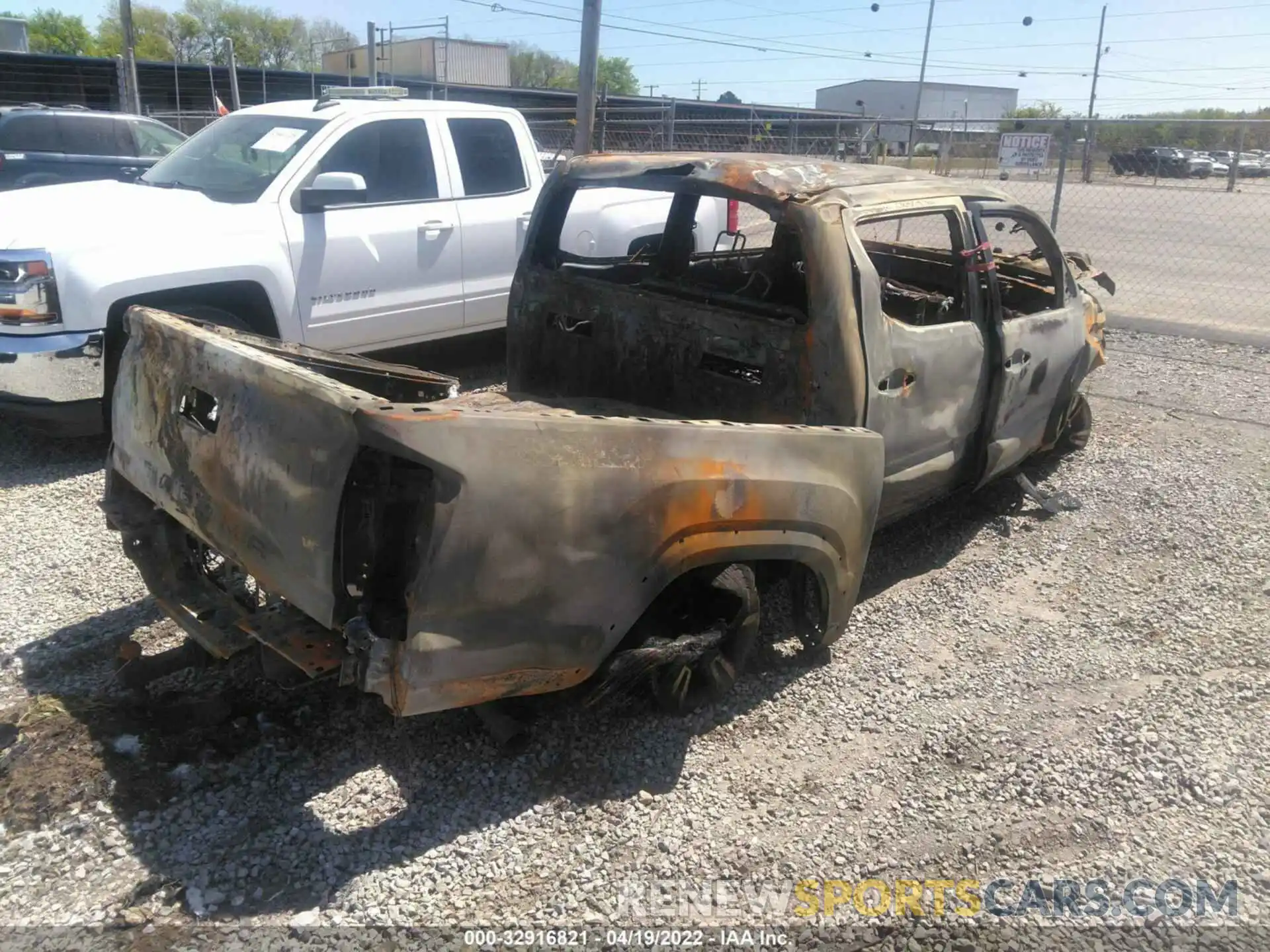 4 Photograph of a damaged car 3TMCZ5AN9KM282813 TOYOTA TACOMA 4WD 2019