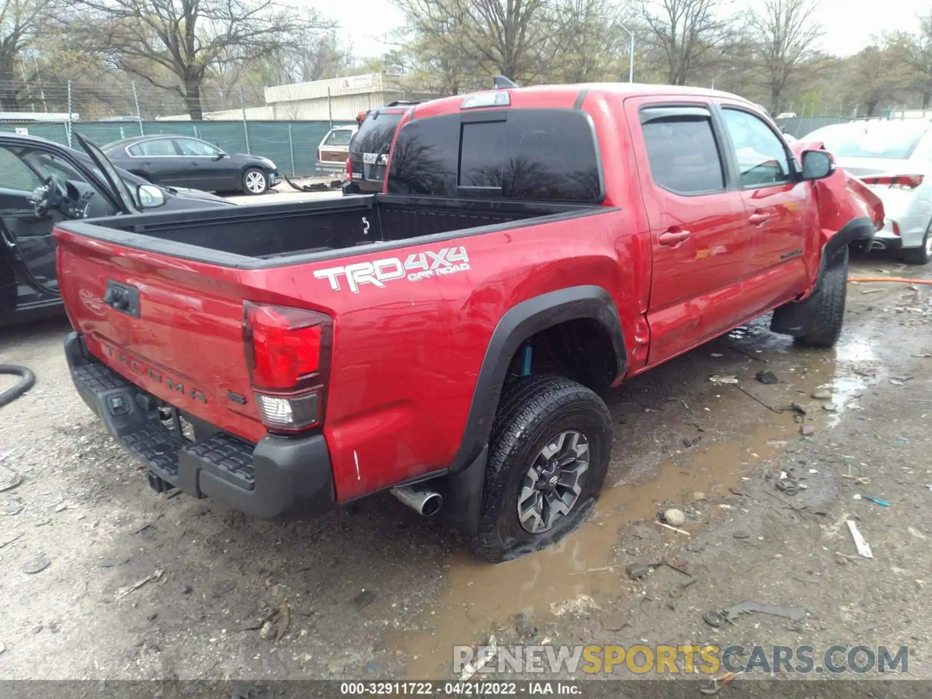 4 Photograph of a damaged car 3TMCZ5ANXKM236018 TOYOTA TACOMA 4WD 2019