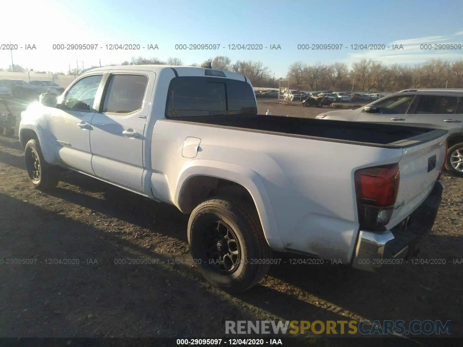 3 Фотография поврежденного автомобиля 3TMDZ5BNXKM075849 TOYOTA TACOMA 4WD 2019