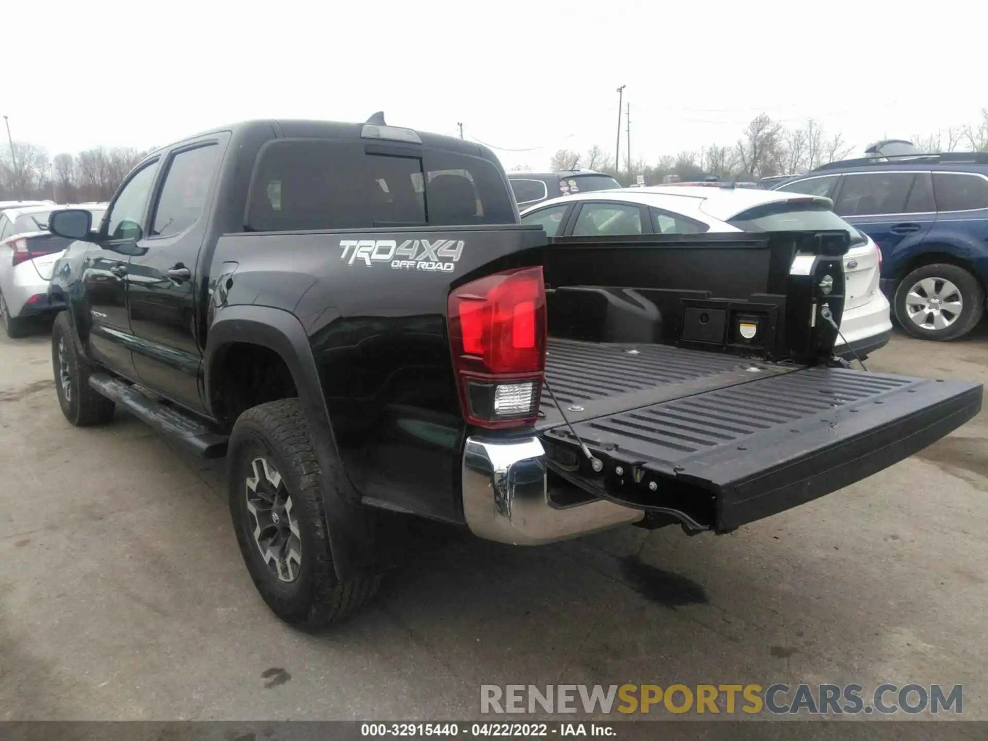 3 Photograph of a damaged car 3tmcz5an5km258699 TOYOTA TACOMA 4WD 2019