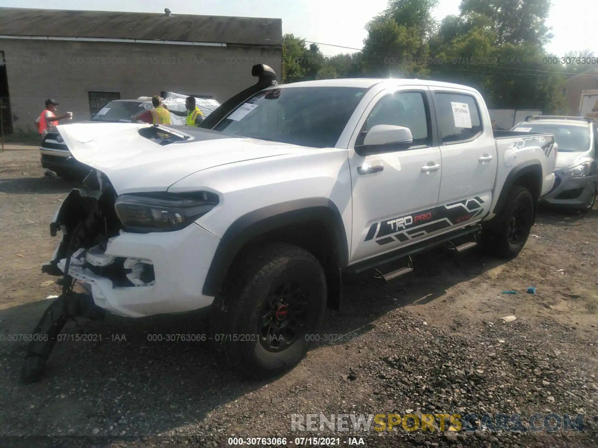 2 Фотография поврежденного автомобиля 5TFCZ5AN0KX180990 TOYOTA TACOMA 4WD 2019