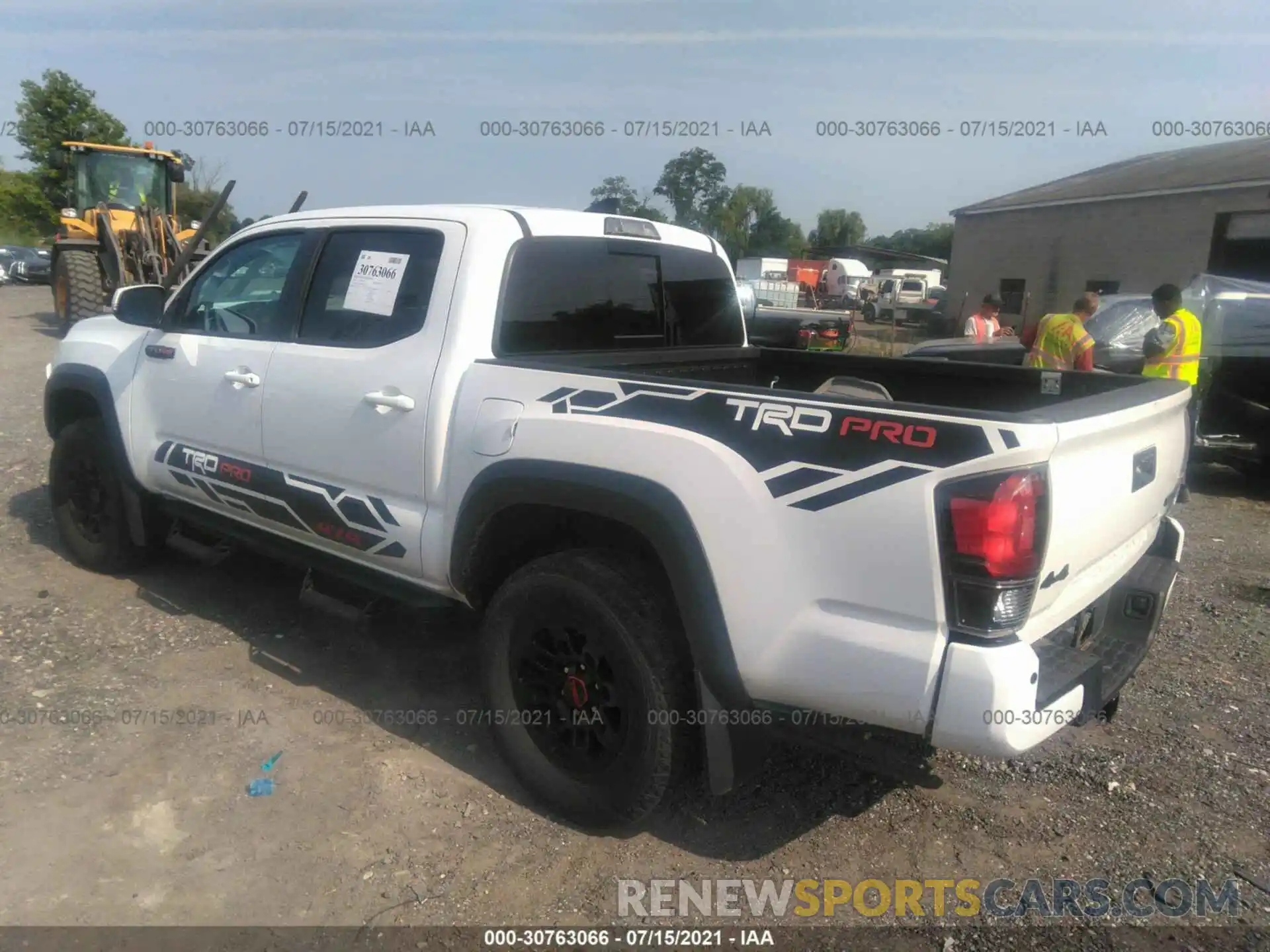 3 Фотография поврежденного автомобиля 5TFCZ5AN0KX180990 TOYOTA TACOMA 4WD 2019