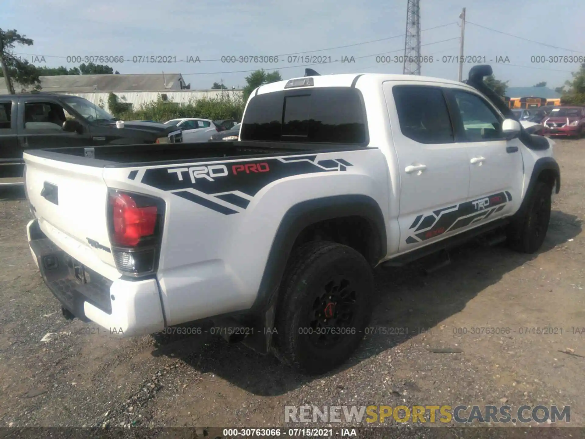 4 Фотография поврежденного автомобиля 5TFCZ5AN0KX180990 TOYOTA TACOMA 4WD 2019