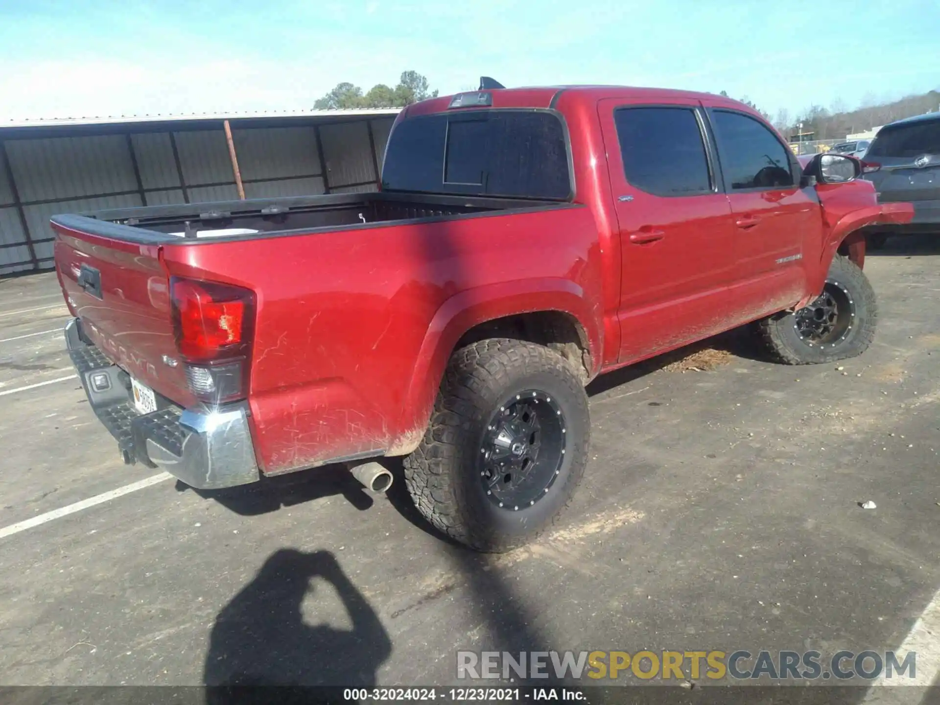 4 Photograph of a damaged car 5TFCZ5AN0KX184862 TOYOTA TACOMA 4WD 2019