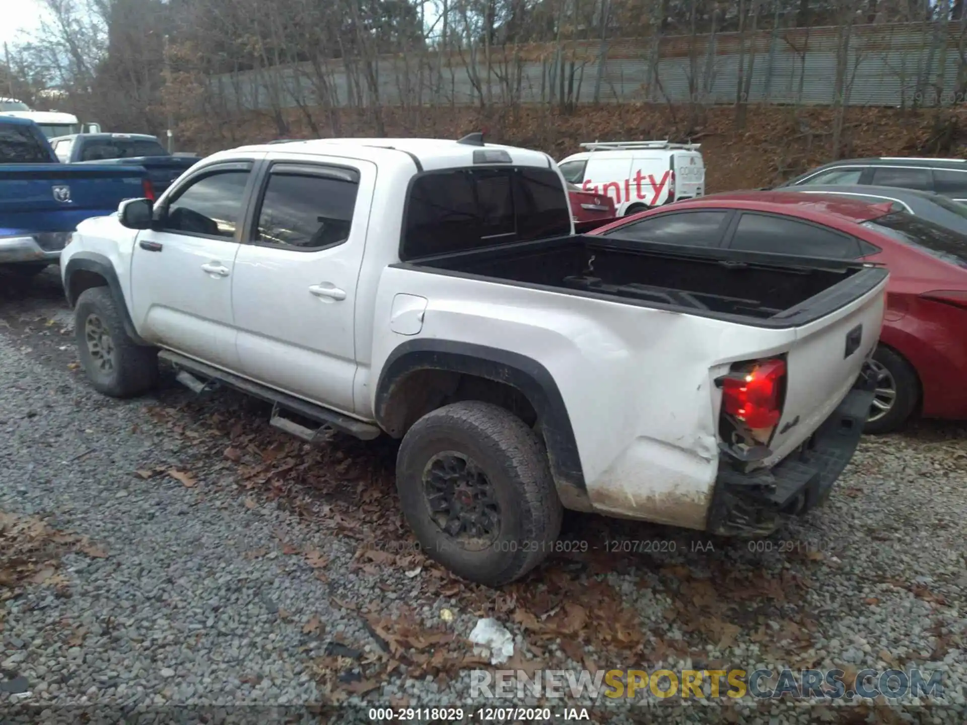 3 Фотография поврежденного автомобиля 5TFCZ5AN0KX194162 TOYOTA TACOMA 4WD 2019