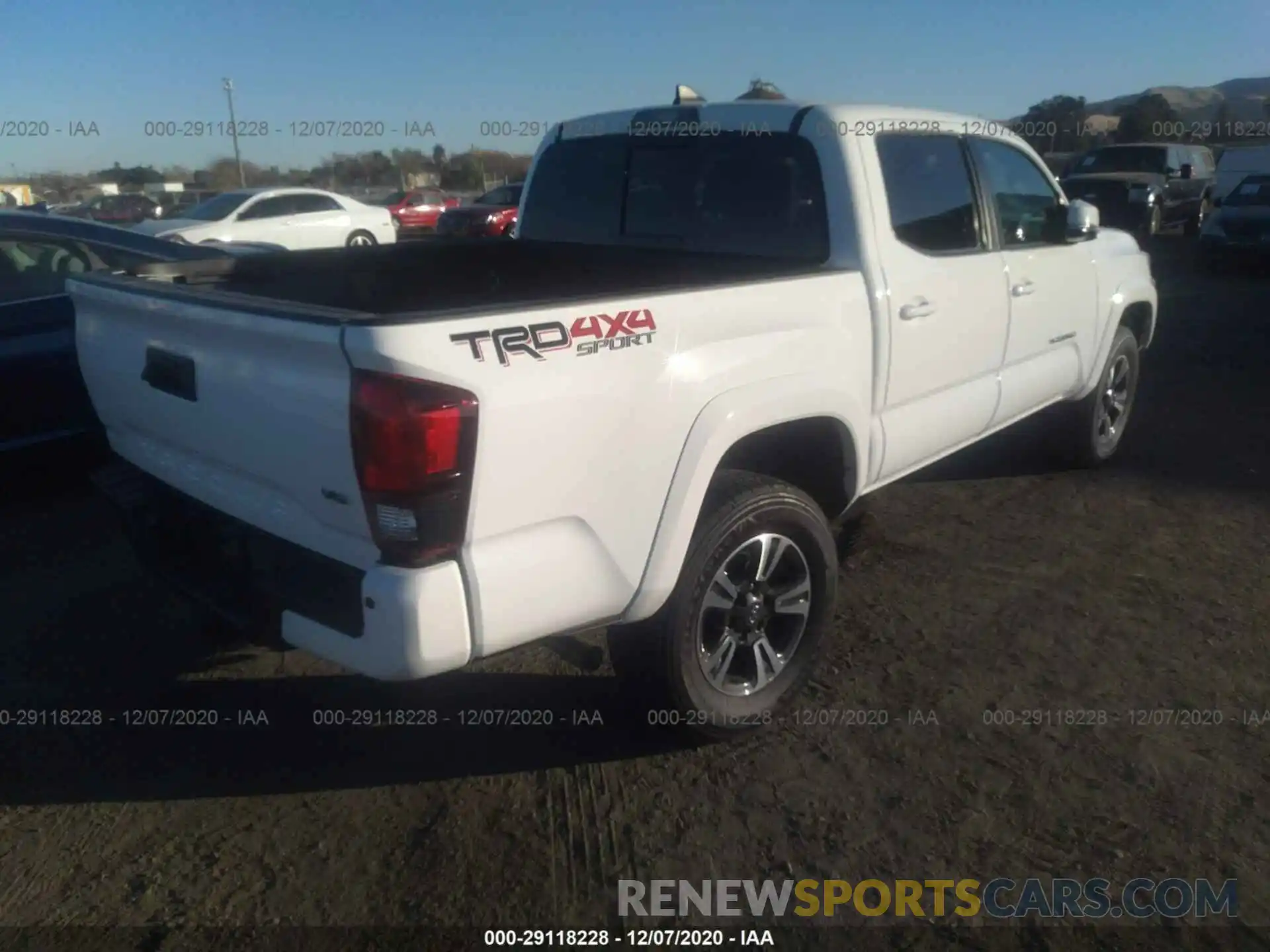 4 Фотография поврежденного автомобиля 5TFCZ5AN0KX202499 TOYOTA TACOMA 4WD 2019