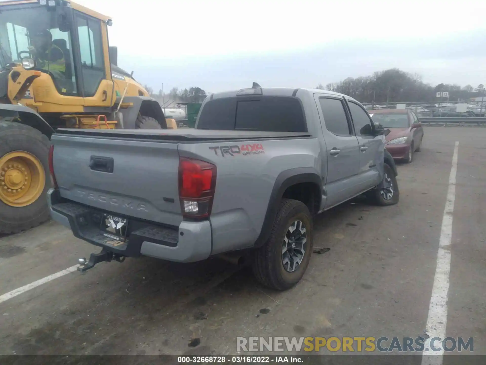 4 Фотография поврежденного автомобиля 5TFCZ5AN1KX171506 TOYOTA TACOMA 4WD 2019