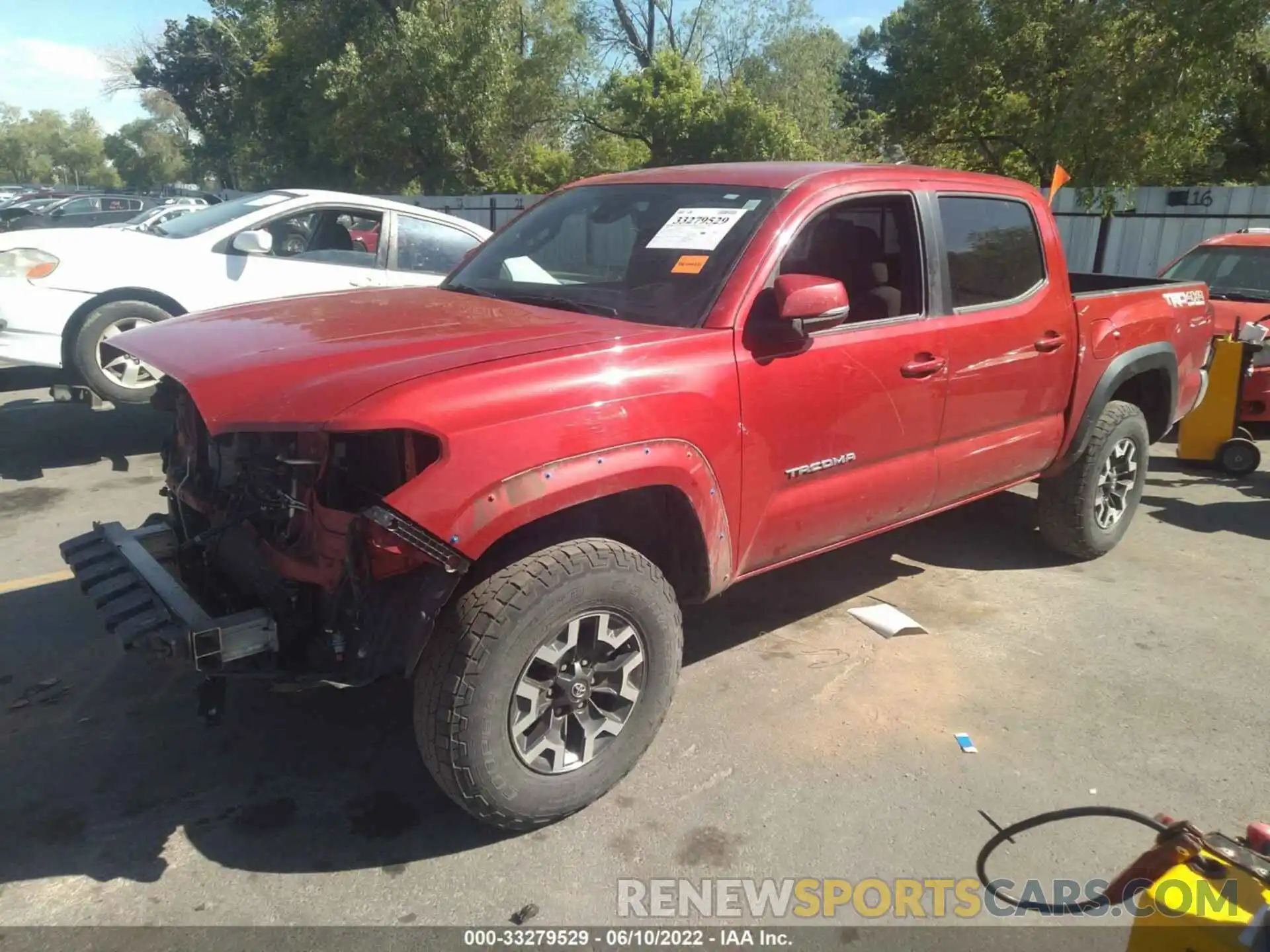 2 Фотография поврежденного автомобиля 5TFCZ5AN2KX172437 TOYOTA TACOMA 4WD 2019