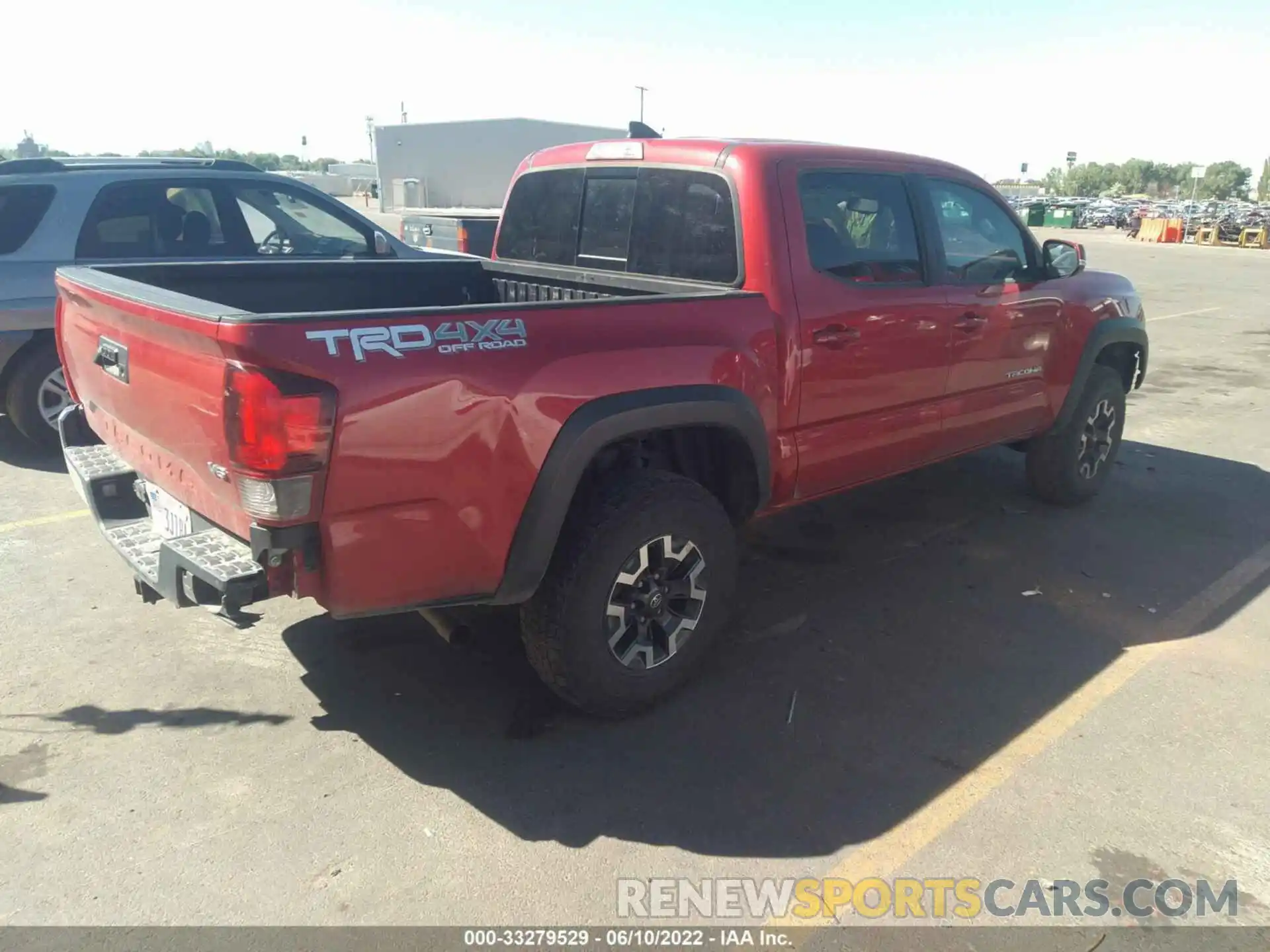 4 Фотография поврежденного автомобиля 5TFCZ5AN2KX172437 TOYOTA TACOMA 4WD 2019