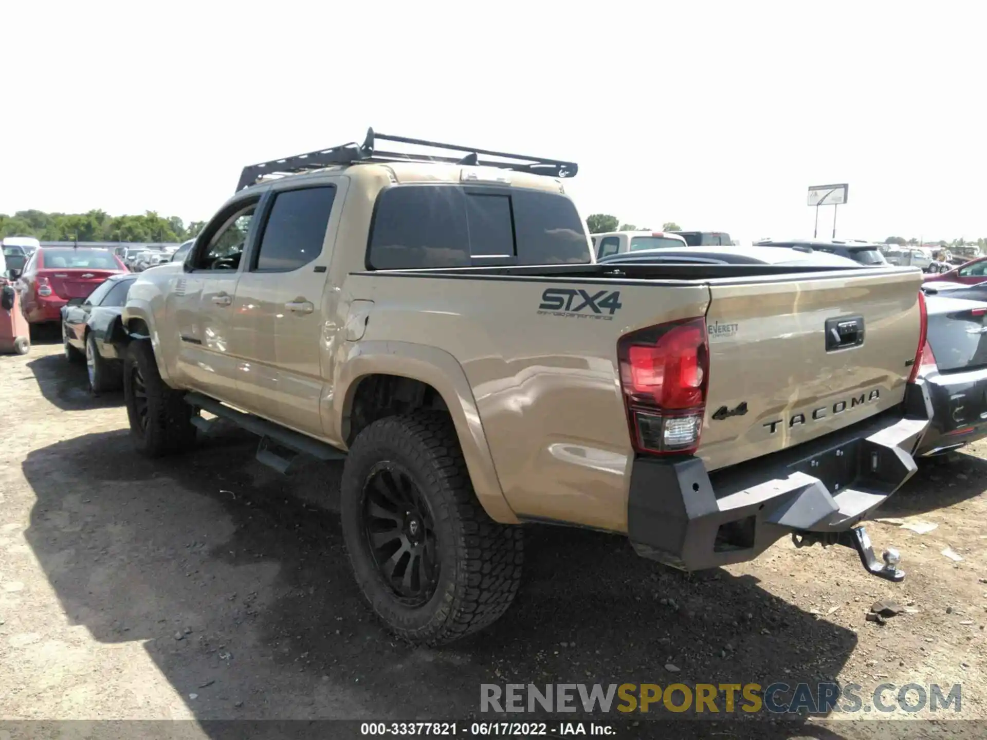 3 Фотография поврежденного автомобиля 5TFCZ5AN2KX172955 TOYOTA TACOMA 4WD 2019