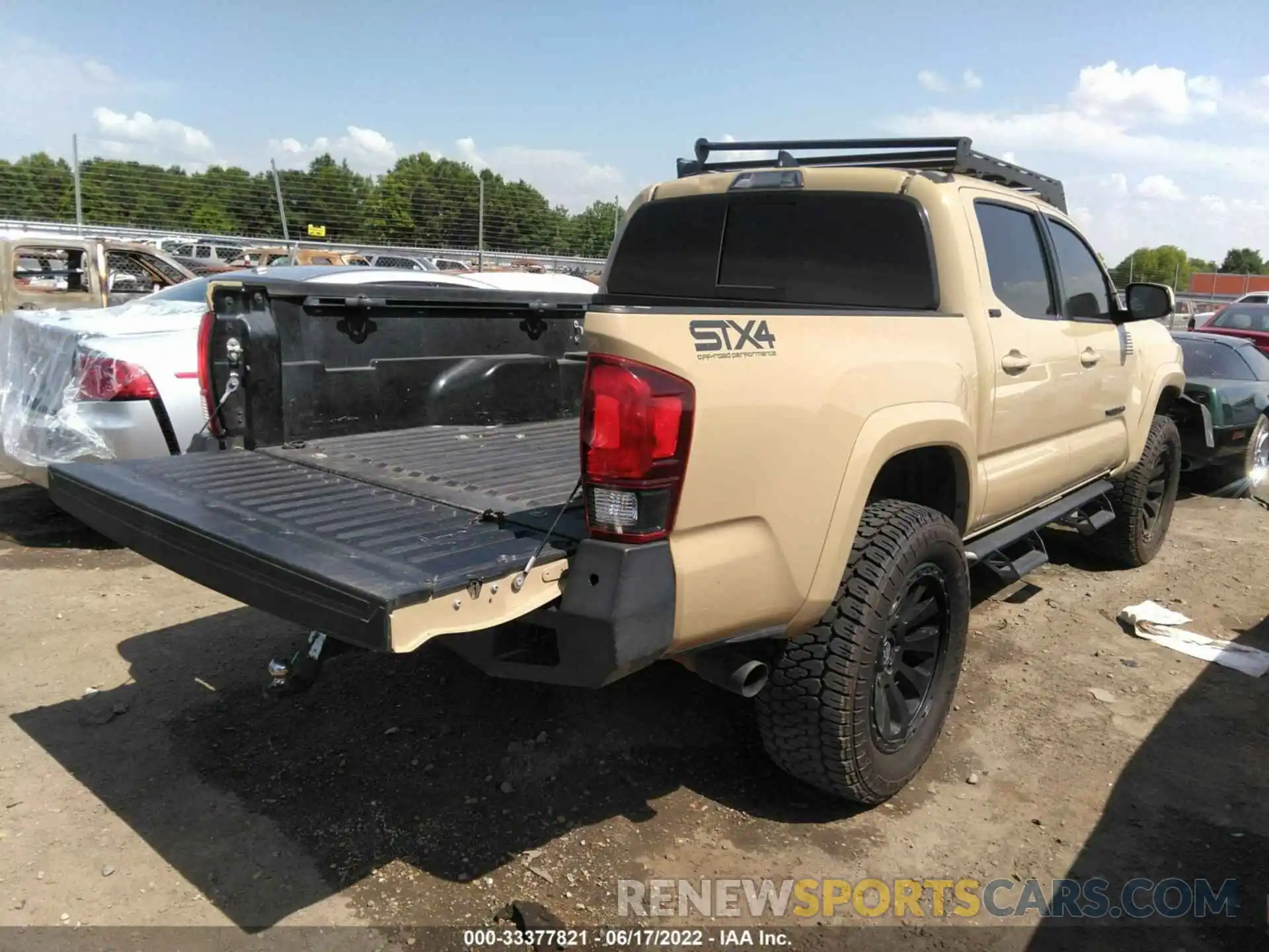 4 Фотография поврежденного автомобиля 5TFCZ5AN2KX172955 TOYOTA TACOMA 4WD 2019