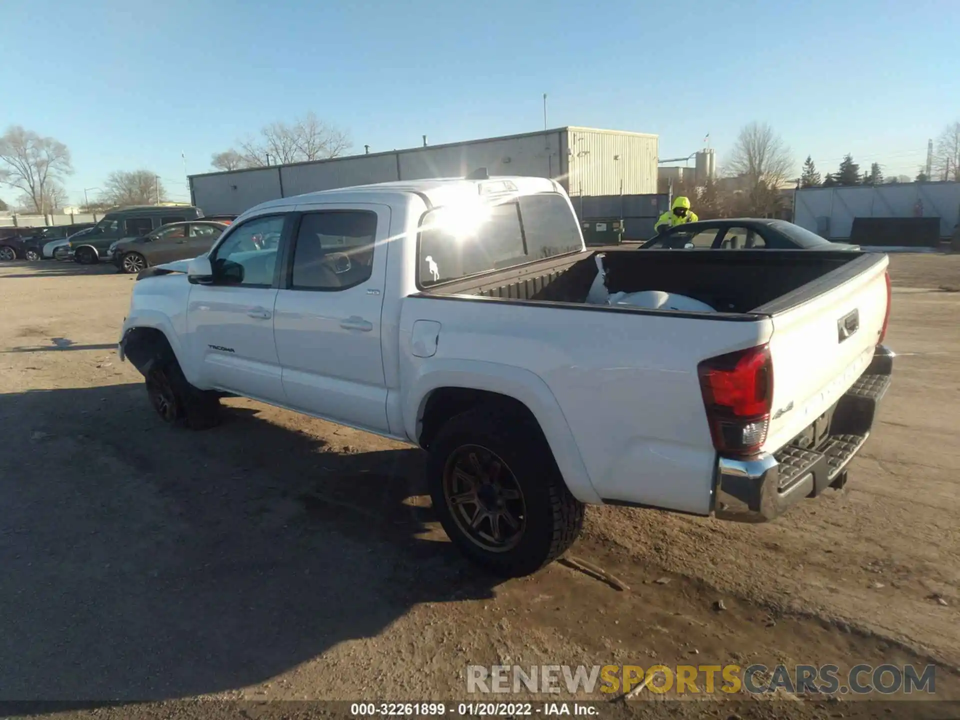 3 Фотография поврежденного автомобиля 5TFCZ5AN2KX184605 TOYOTA TACOMA 4WD 2019