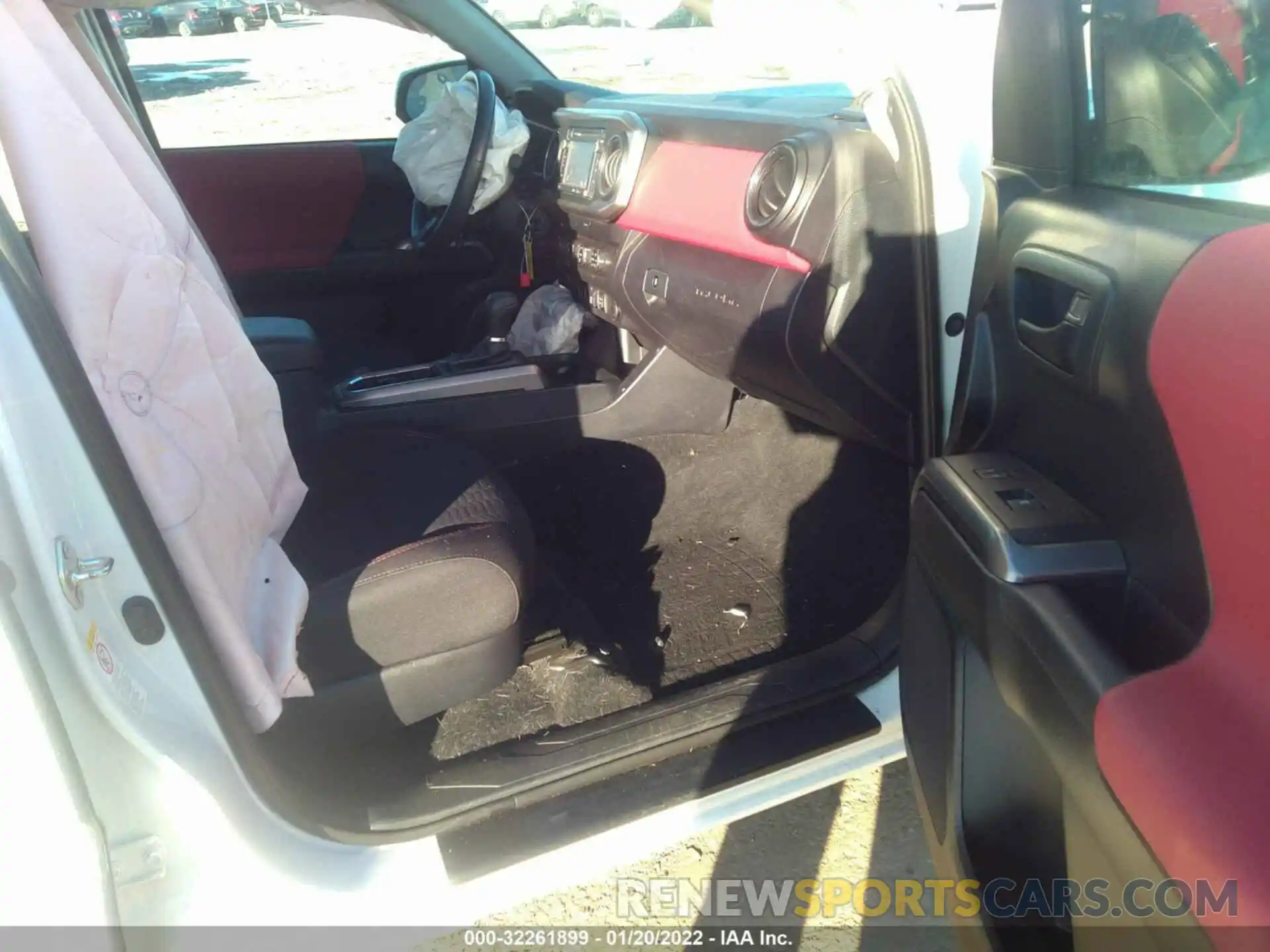 5 Photograph of a damaged car 5TFCZ5AN2KX184605 TOYOTA TACOMA 4WD 2019