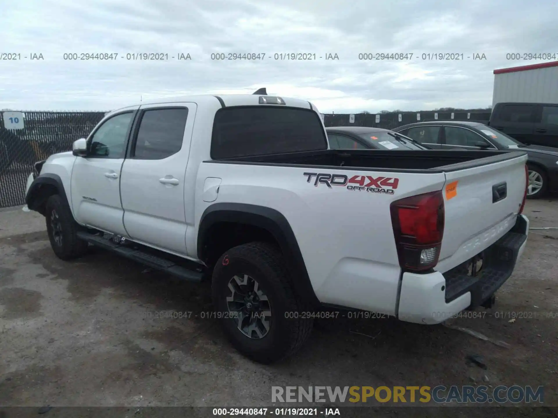 3 Фотография поврежденного автомобиля 5TFCZ5AN2KX186452 TOYOTA TACOMA 4WD 2019