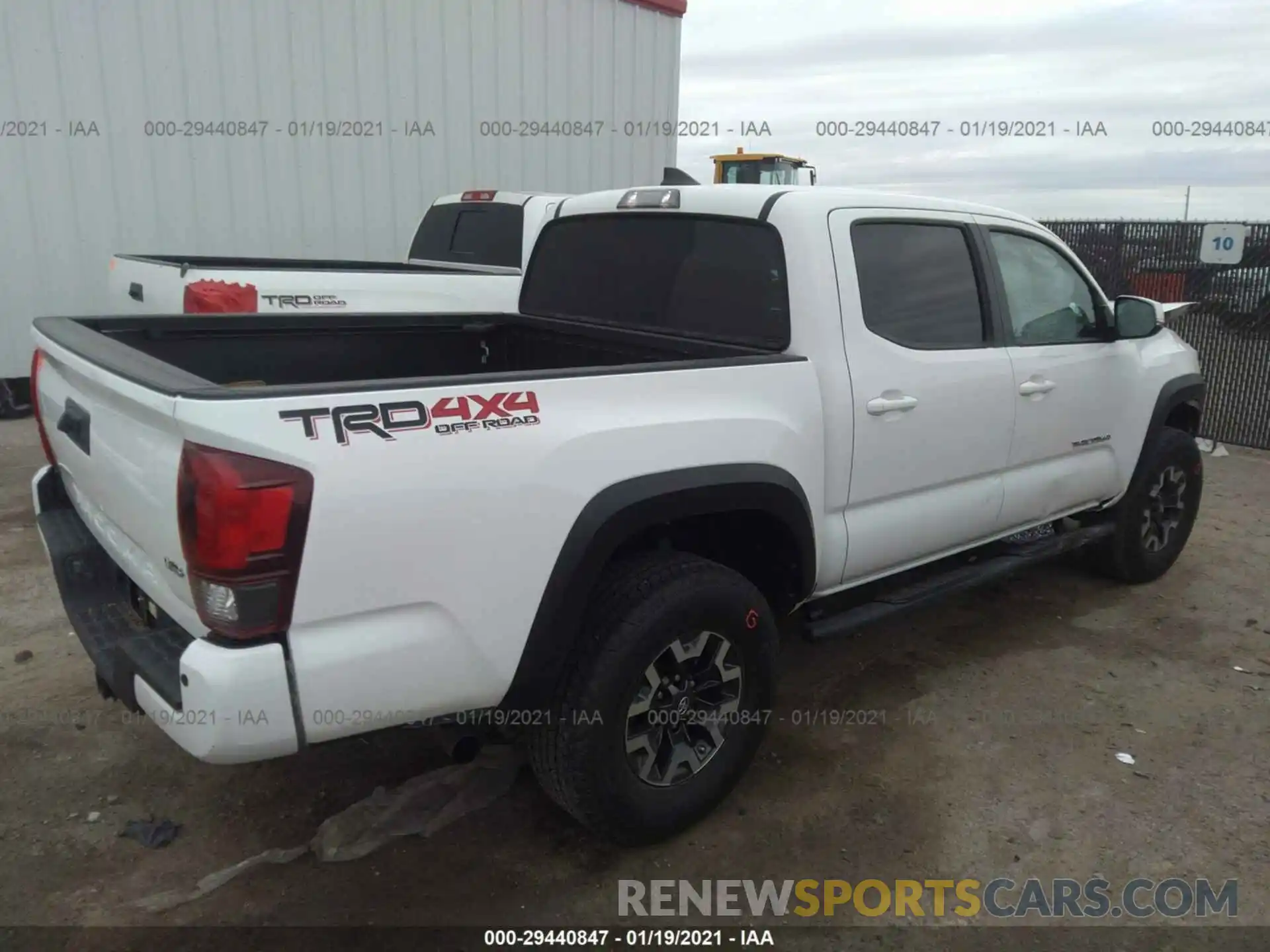 4 Фотография поврежденного автомобиля 5TFCZ5AN2KX186452 TOYOTA TACOMA 4WD 2019