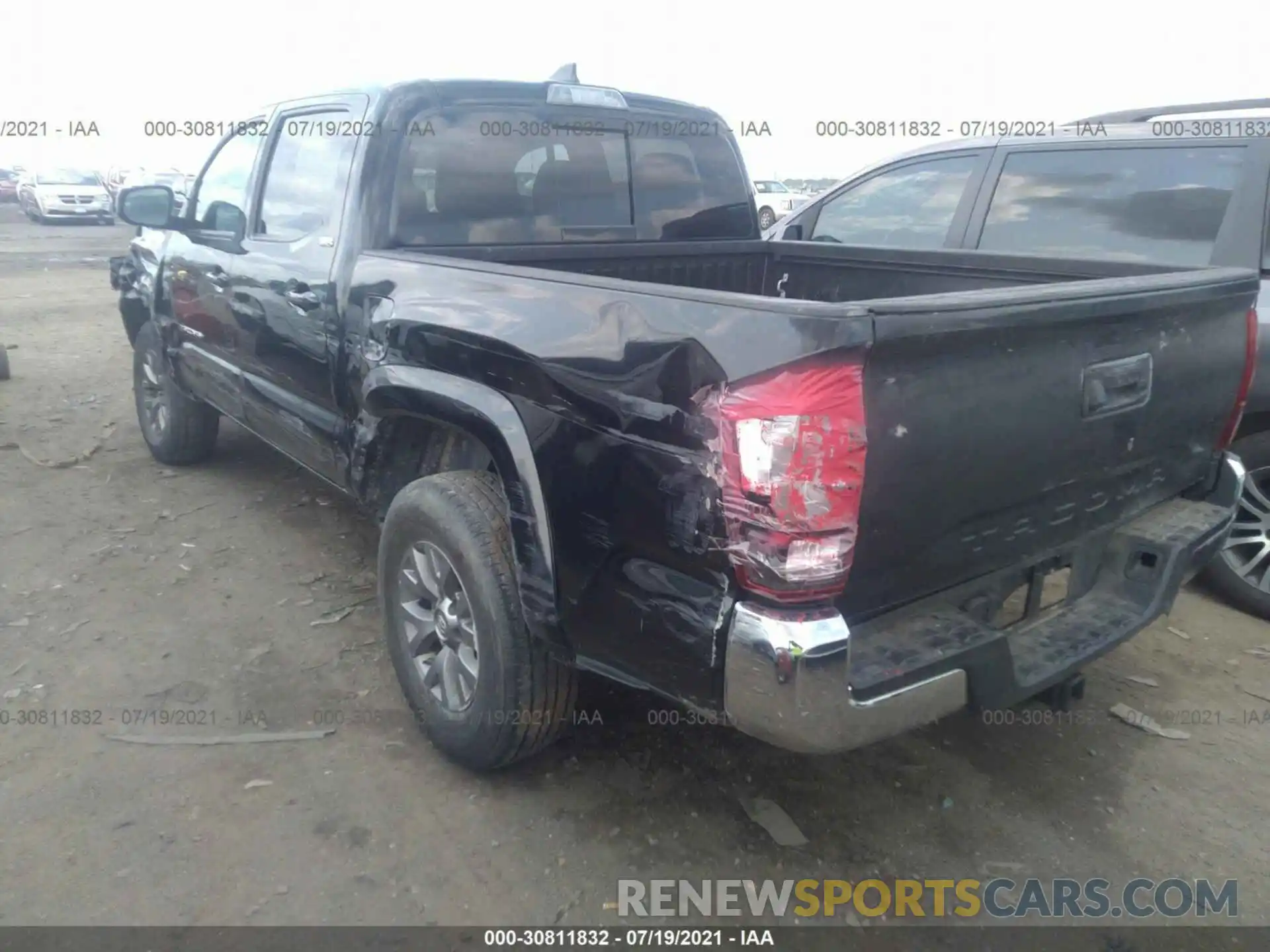 3 Фотография поврежденного автомобиля 5TFCZ5AN2KX190291 TOYOTA TACOMA 4WD 2019