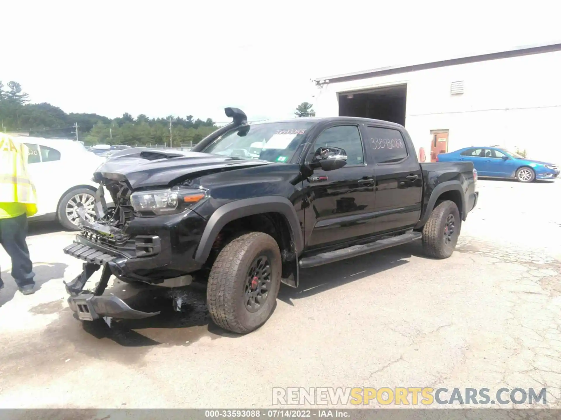 2 Фотография поврежденного автомобиля 5TFCZ5AN2KX192297 TOYOTA TACOMA 4WD 2019