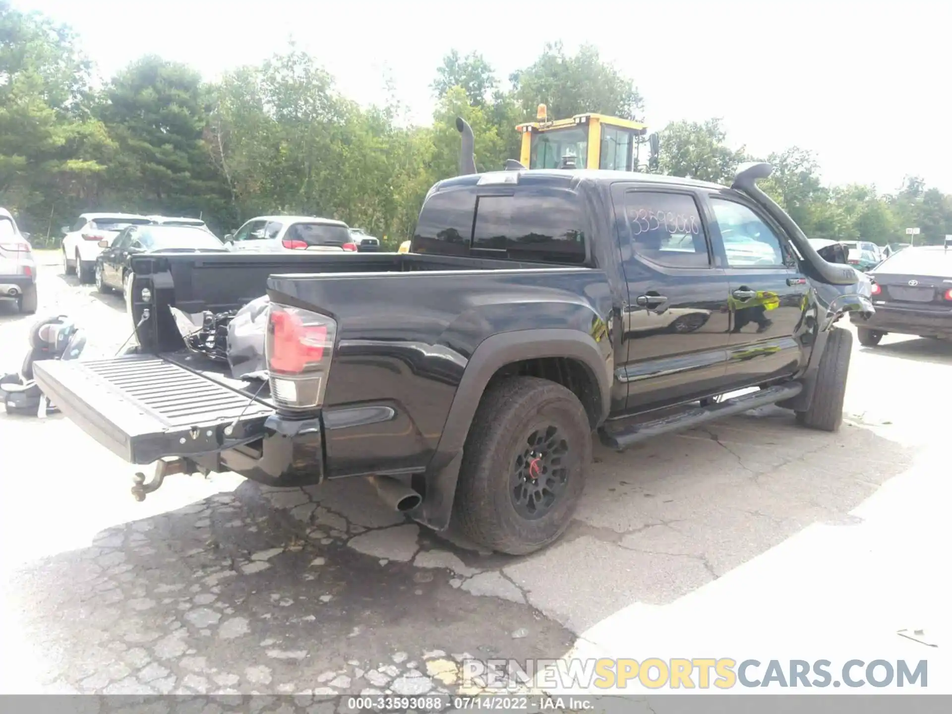 4 Фотография поврежденного автомобиля 5TFCZ5AN2KX192297 TOYOTA TACOMA 4WD 2019