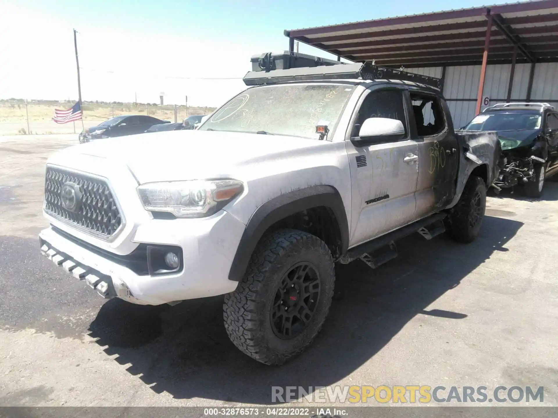 2 Photograph of a damaged car 5TFCZ5AN2KX192946 TOYOTA TACOMA 4WD 2019