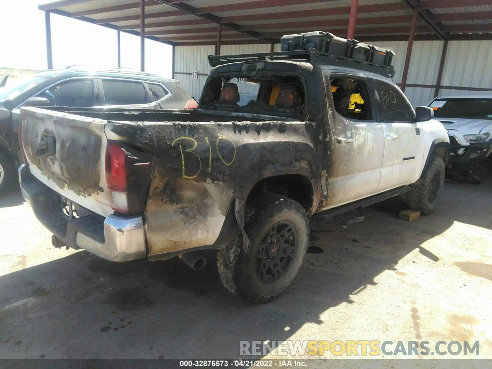 4 Photograph of a damaged car 5TFCZ5AN2KX192946 TOYOTA TACOMA 4WD 2019