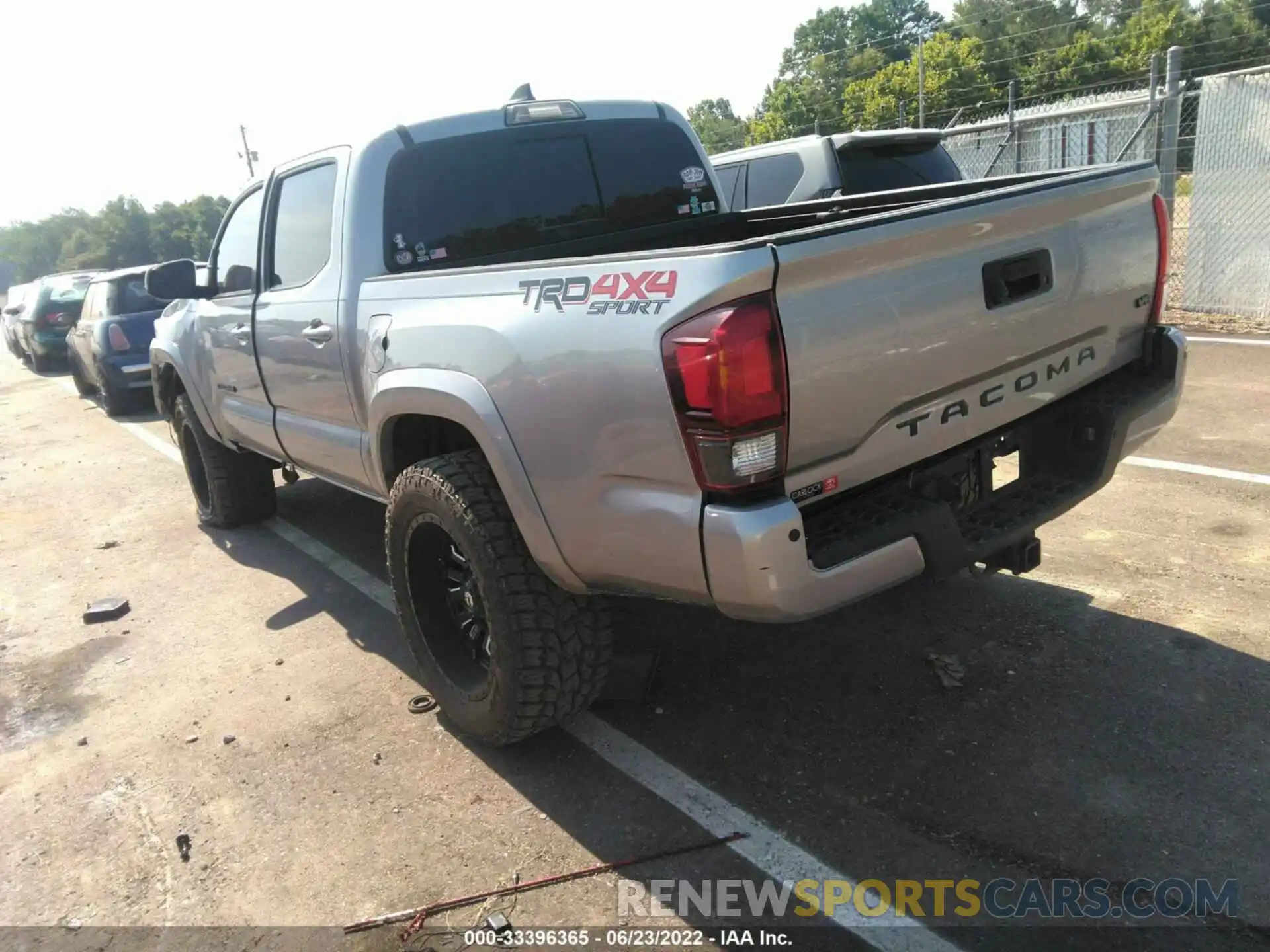 3 Фотография поврежденного автомобиля 5TFCZ5AN2KX205548 TOYOTA TACOMA 4WD 2019