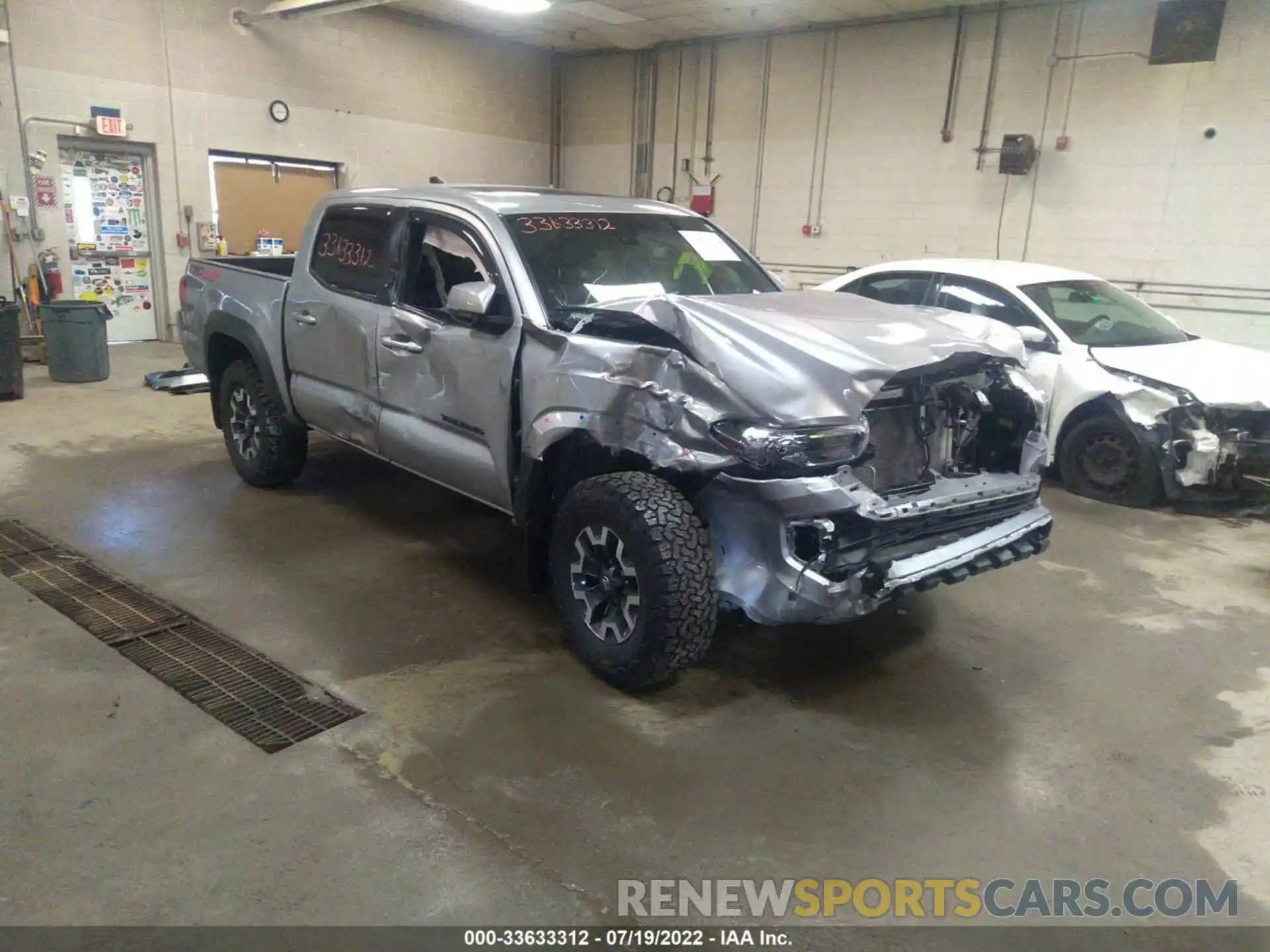 1 Photograph of a damaged car 5TFCZ5AN3KX170440 TOYOTA TACOMA 4WD 2019