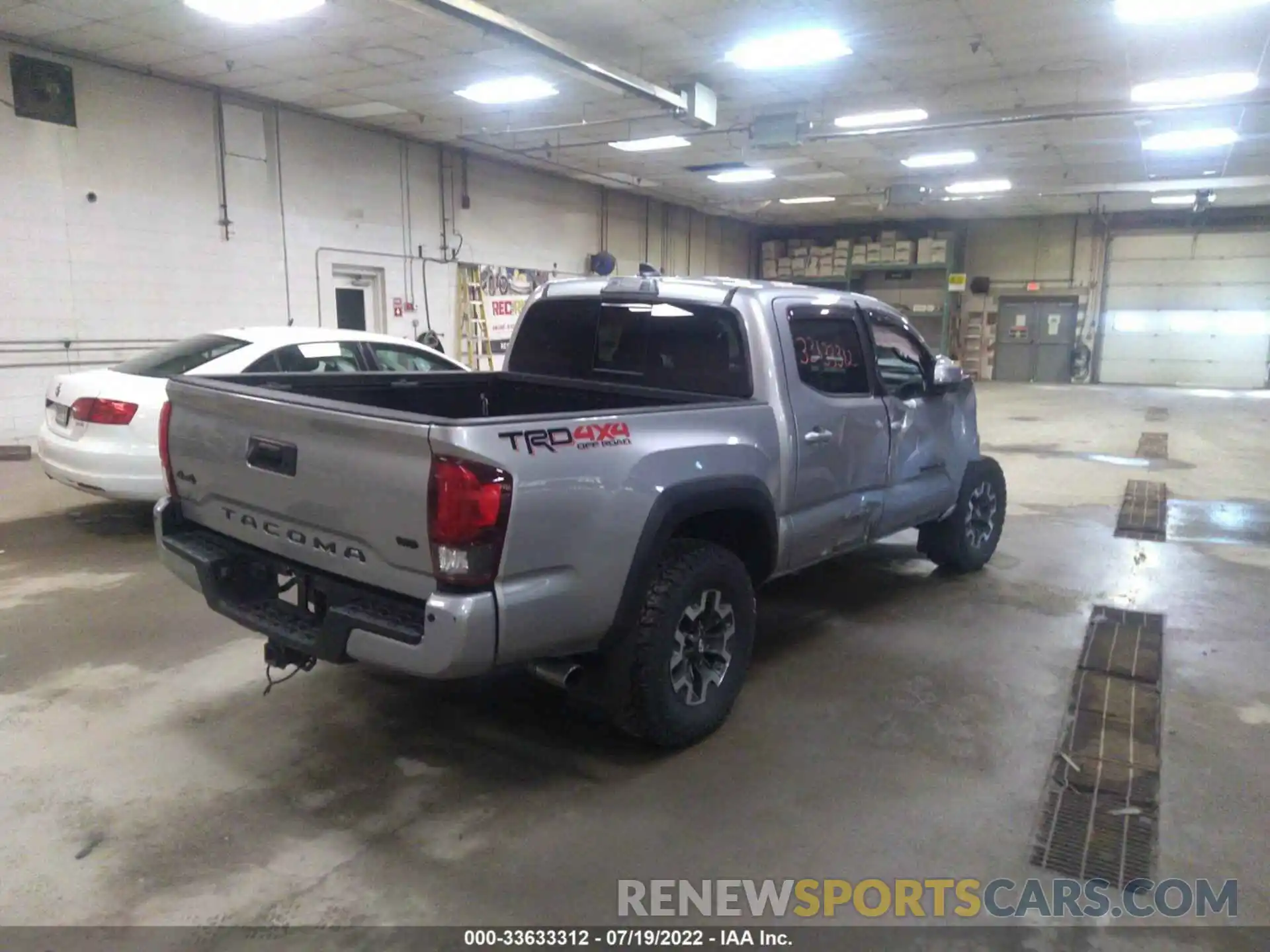 4 Photograph of a damaged car 5TFCZ5AN3KX170440 TOYOTA TACOMA 4WD 2019