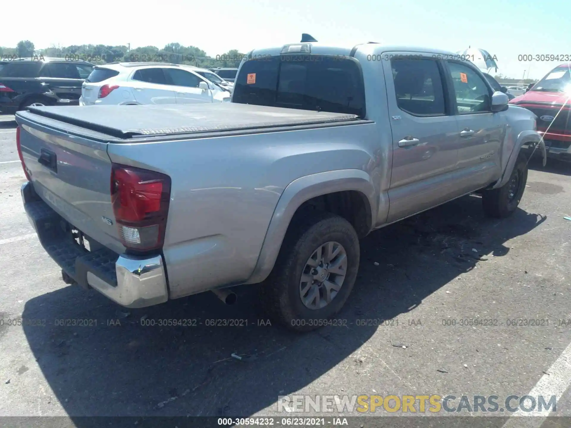 4 Фотография поврежденного автомобиля 5TFCZ5AN3KX180983 TOYOTA TACOMA 4WD 2019