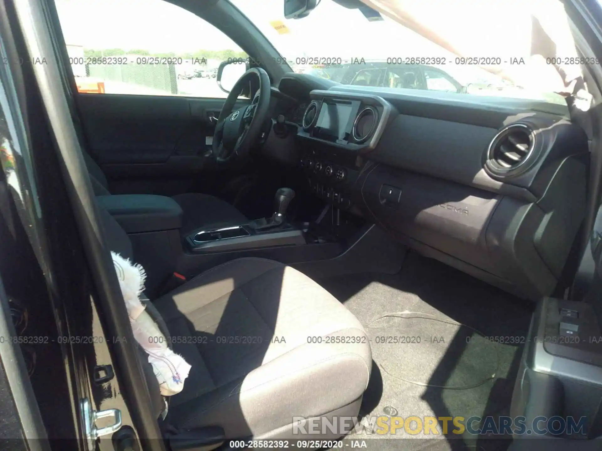 5 Photograph of a damaged car 5TFCZ5AN3KX194446 TOYOTA TACOMA 4WD 2019